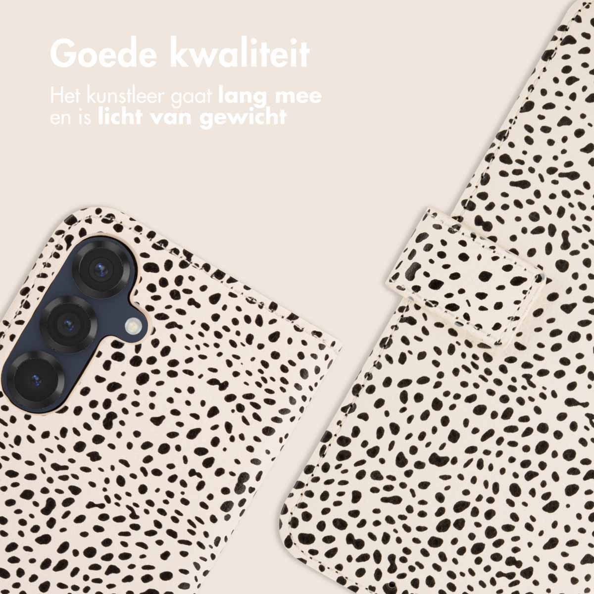 Gros plan sur une coque de téléphone avec un motif de type dalmatien.
