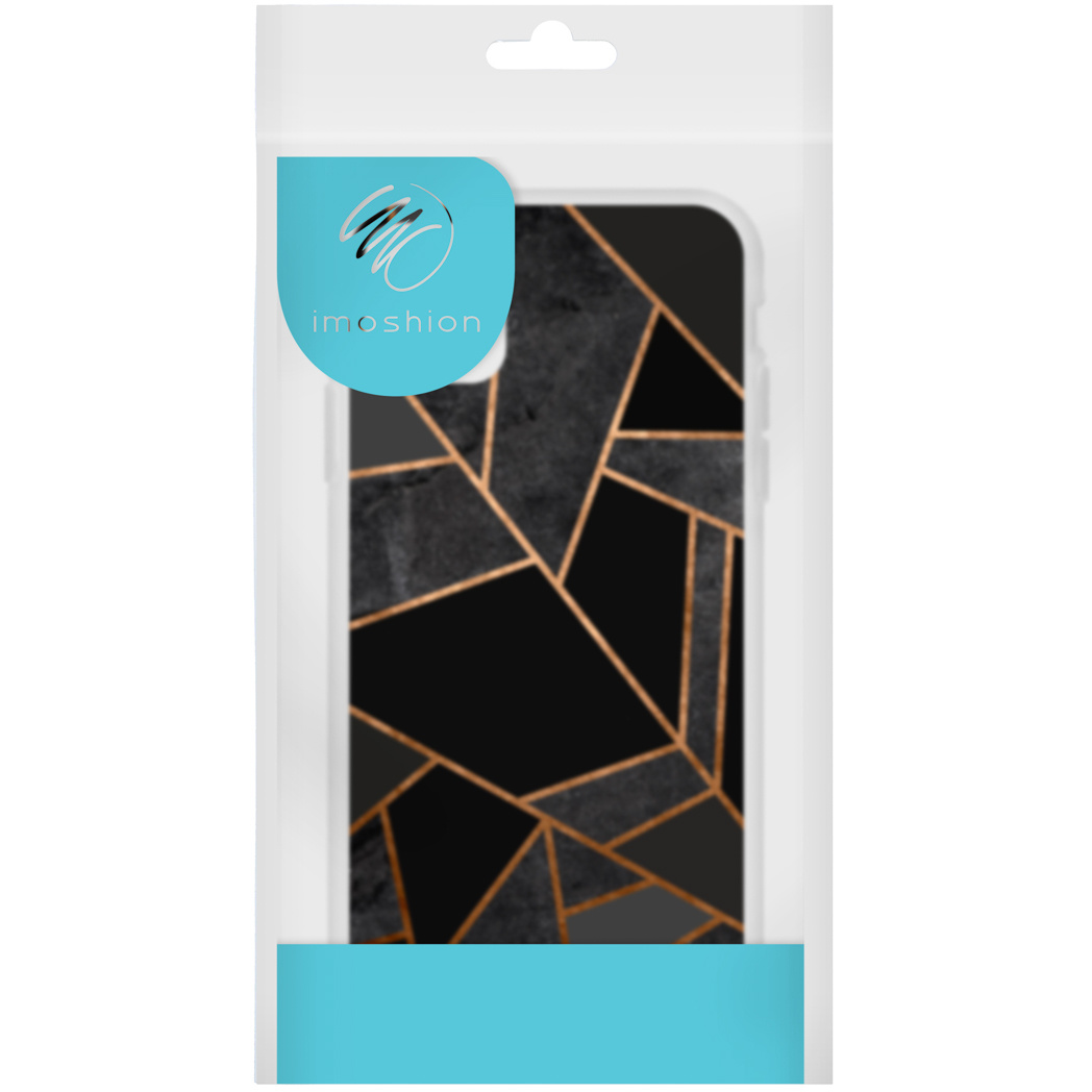 Una custodia per telefono in una confezione. La custodia presenta un design geometrico nero e oro.