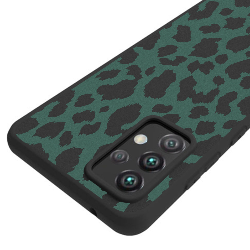 Custodia per telefono con stampa leopardata verde sul retro. Bordo nero attorno alla fotocamera e al telefono.