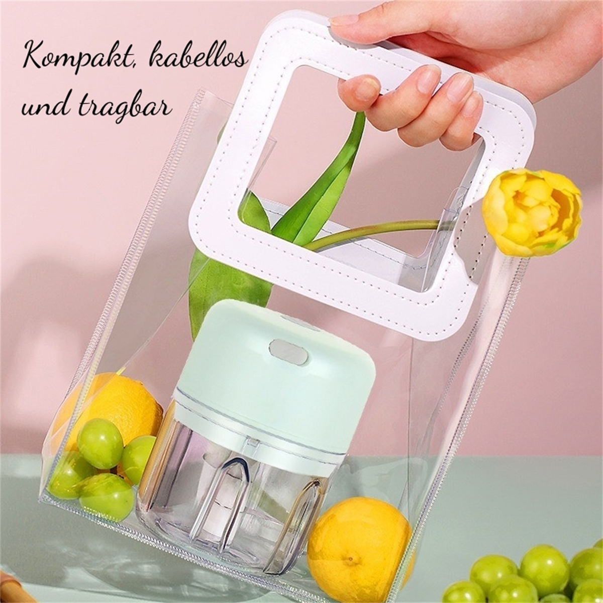 Klare Tasche mit einem kleinen Küchenhelfer, Zitronen und Trauben. Eine Hand hält die Tasche.