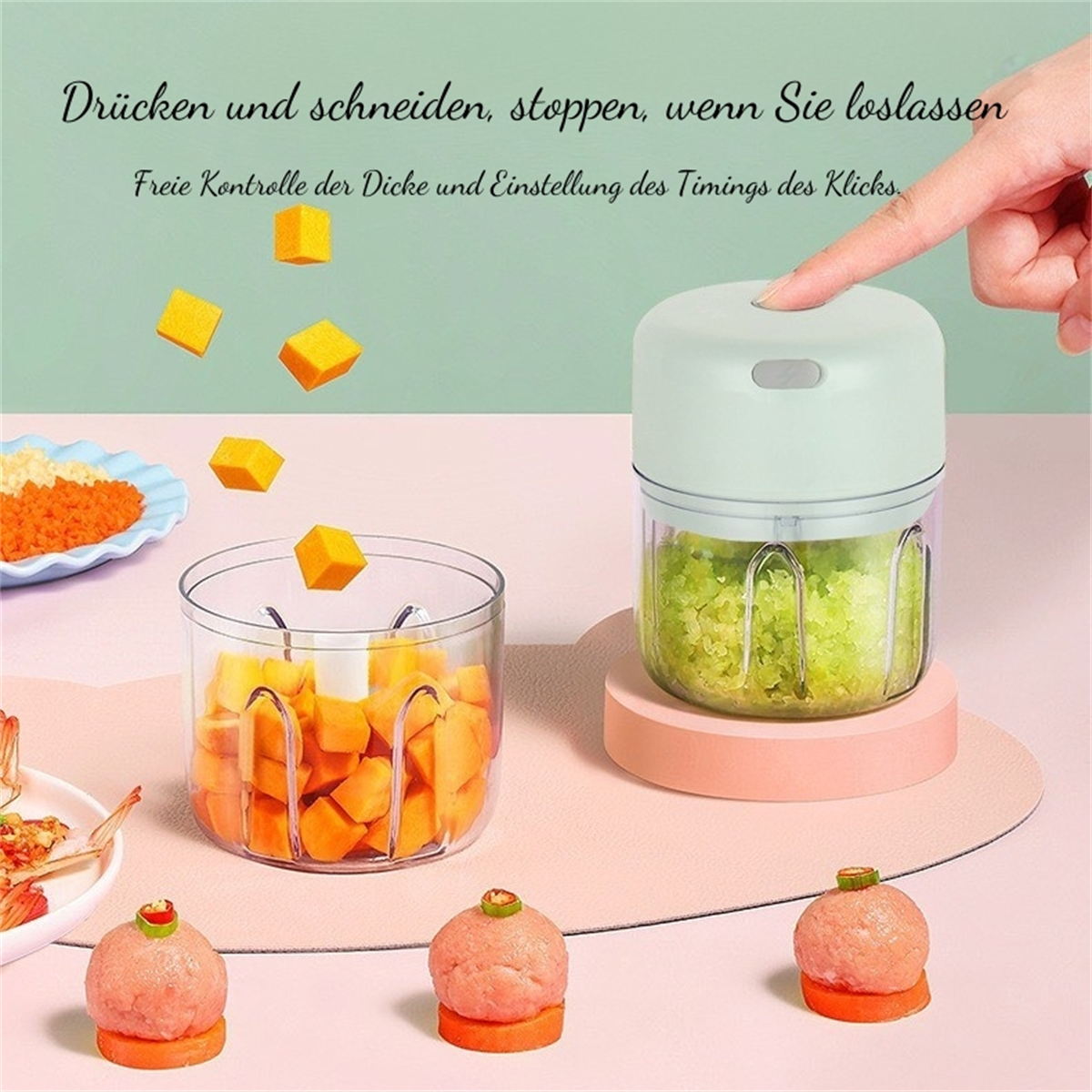 Ein Foodprozessor mit Zutaten. Es gibt gehackten Kürbis, Fleischbällchen und andere Lebensmittel.