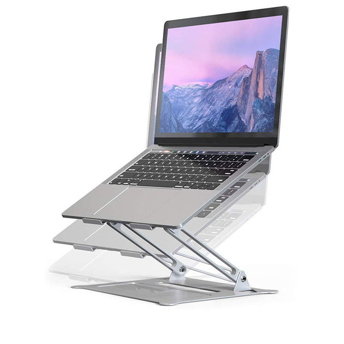 Laptop auf einem silbernen Laptop-Ständer. Der Ständer ist verstellbar und nach oben abgewinkelt.