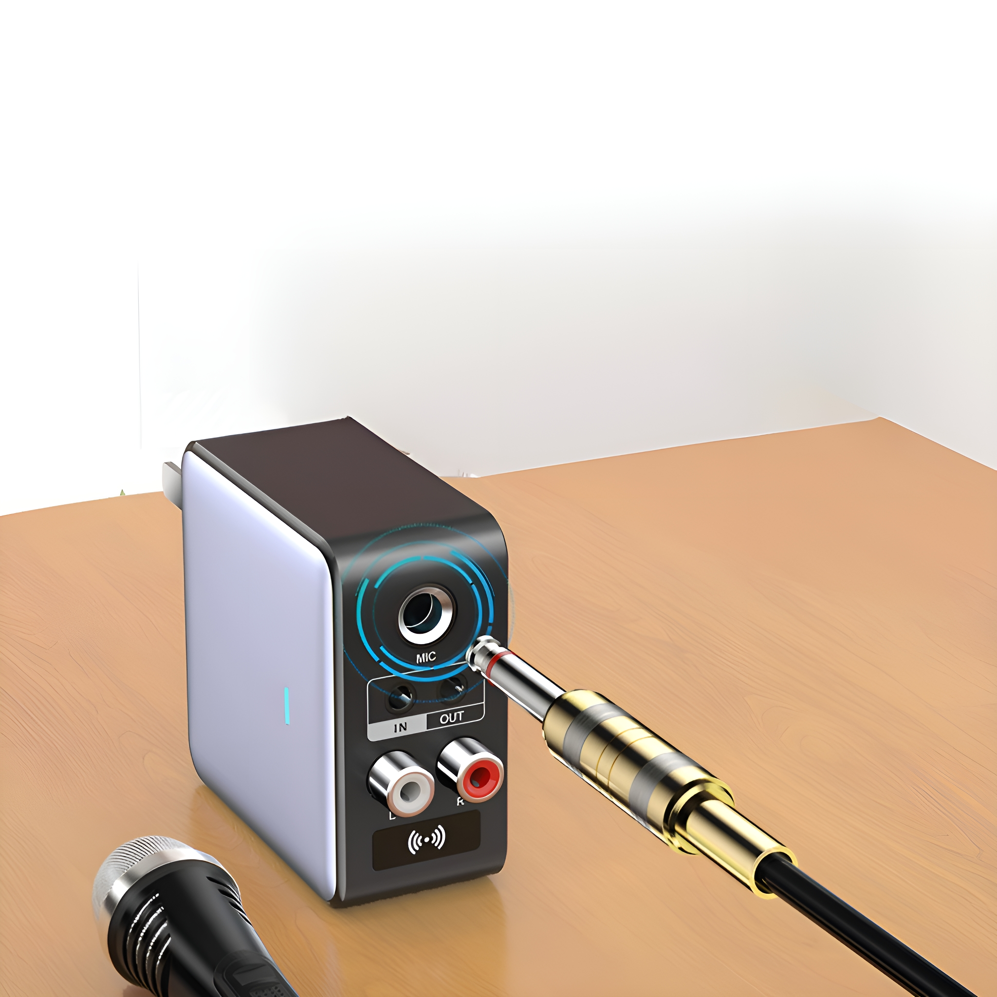 Schwarzes und silbernes Audiogerät mit Mikrofon- und Kabelanschlüssen auf Holztisch.