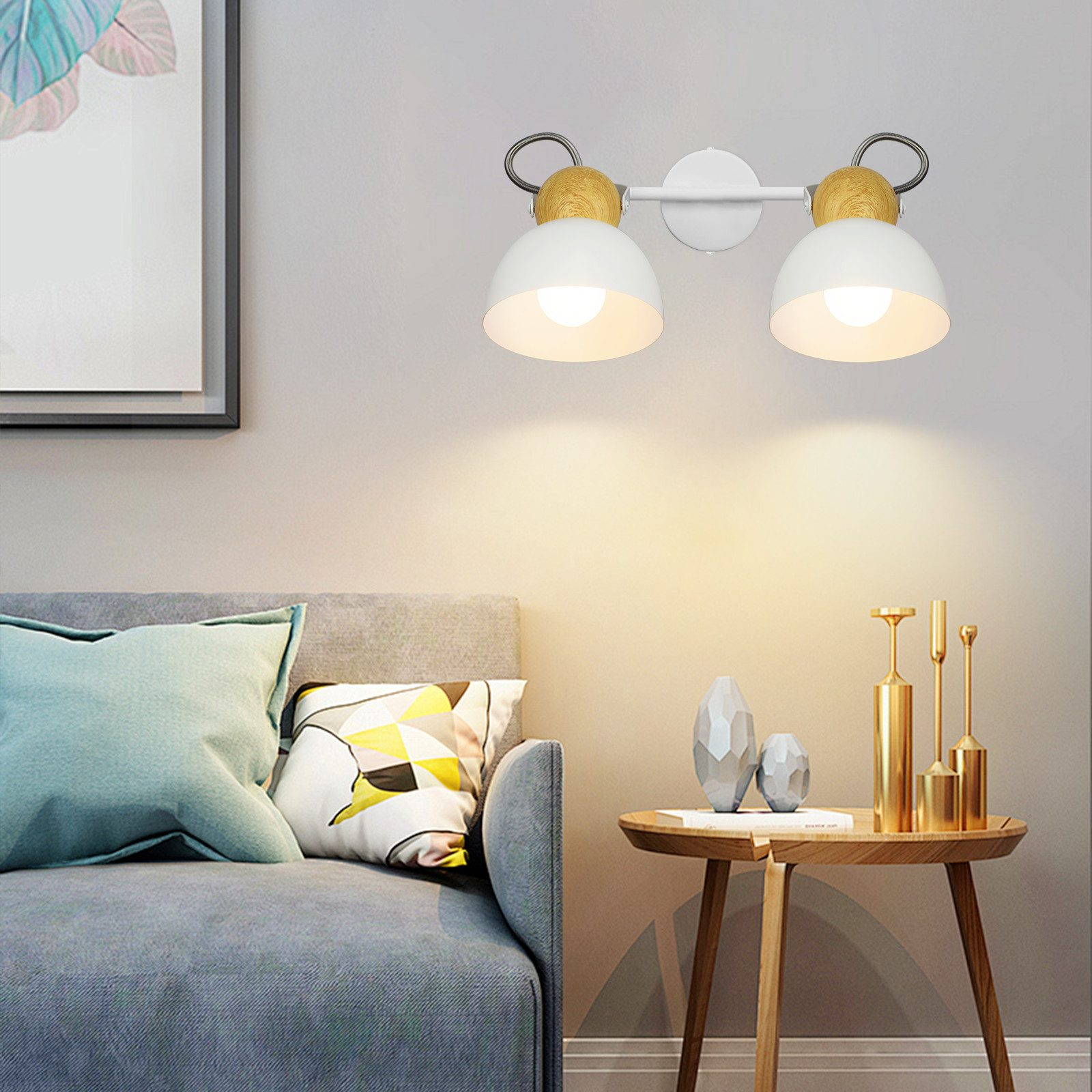Lampa ścienna z dwoma białymi kloszami i drewnianymi akcentami, na szarej ścianie.