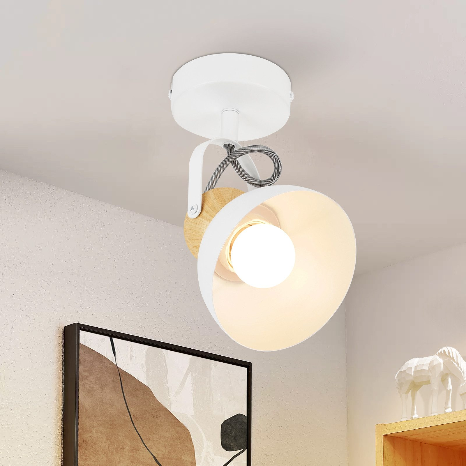 Lampada da soffitto bianca e legno con faretto.