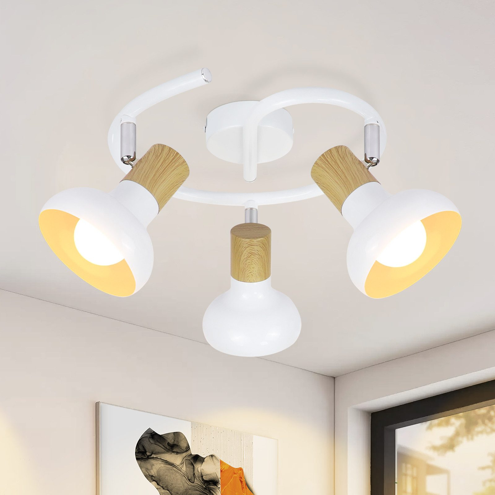 Lampada da soffitto con tre faretti bianchi e dettagli in legno.