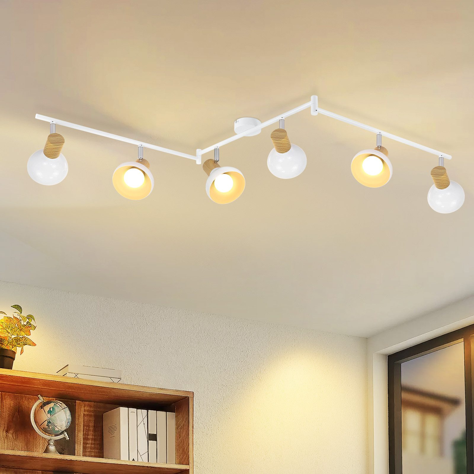 Lampade da soffitto bianche con sei lampadine. Dettagli in legno, soffitto bianco.
