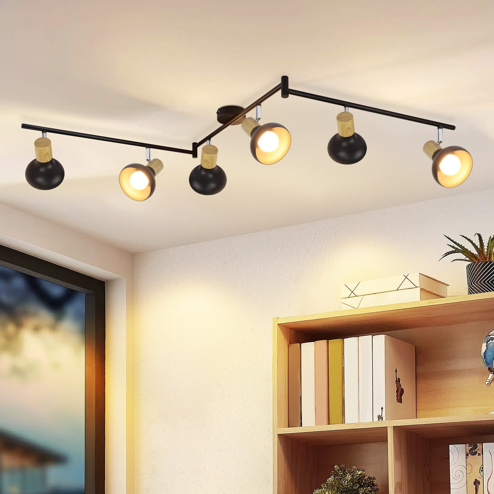 Un apparecchio a soffitto con sei luci, in una stanza con una finestra e mensole.