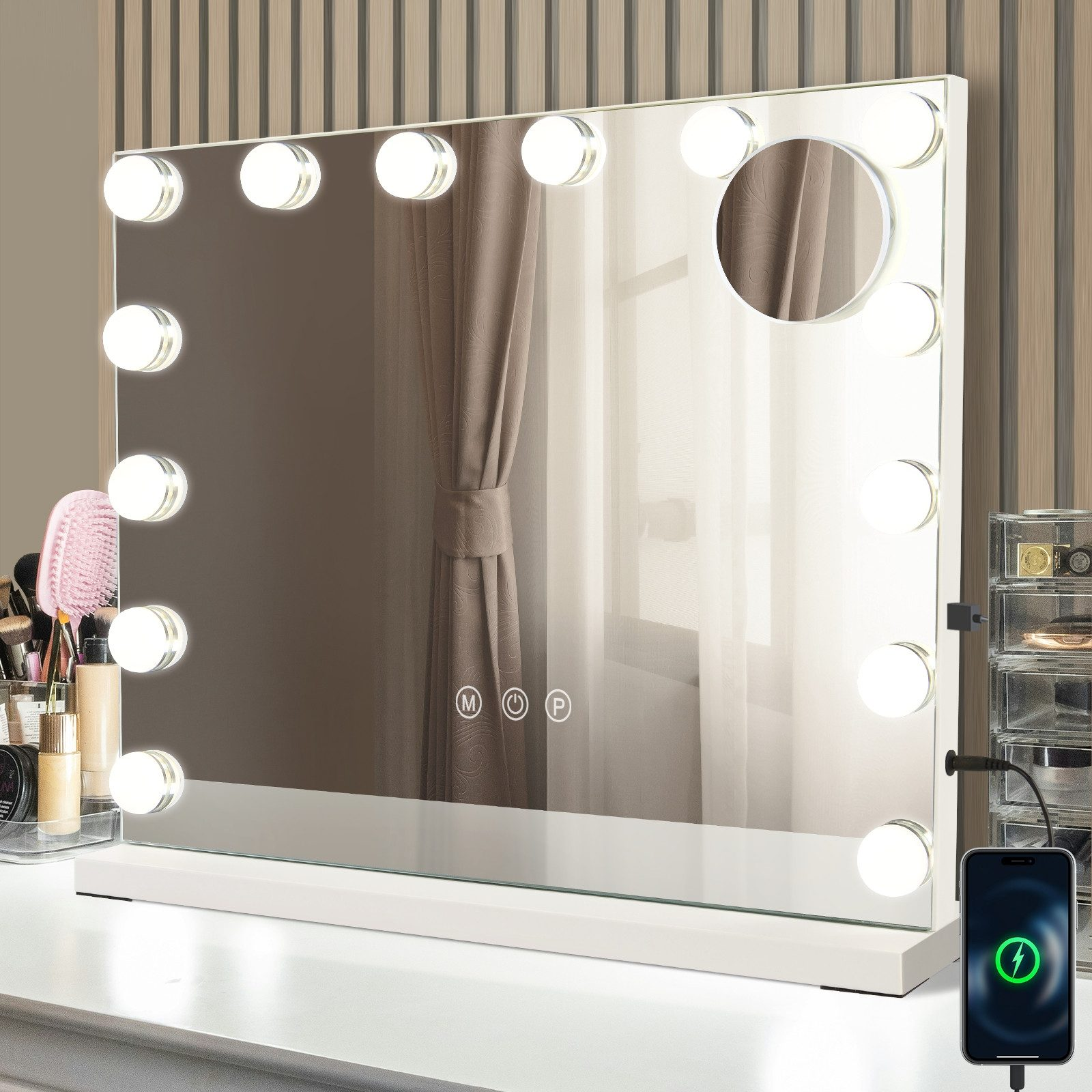 Espejo de tocador con luces. Teléfono cargando, maquillaje en la encimera.