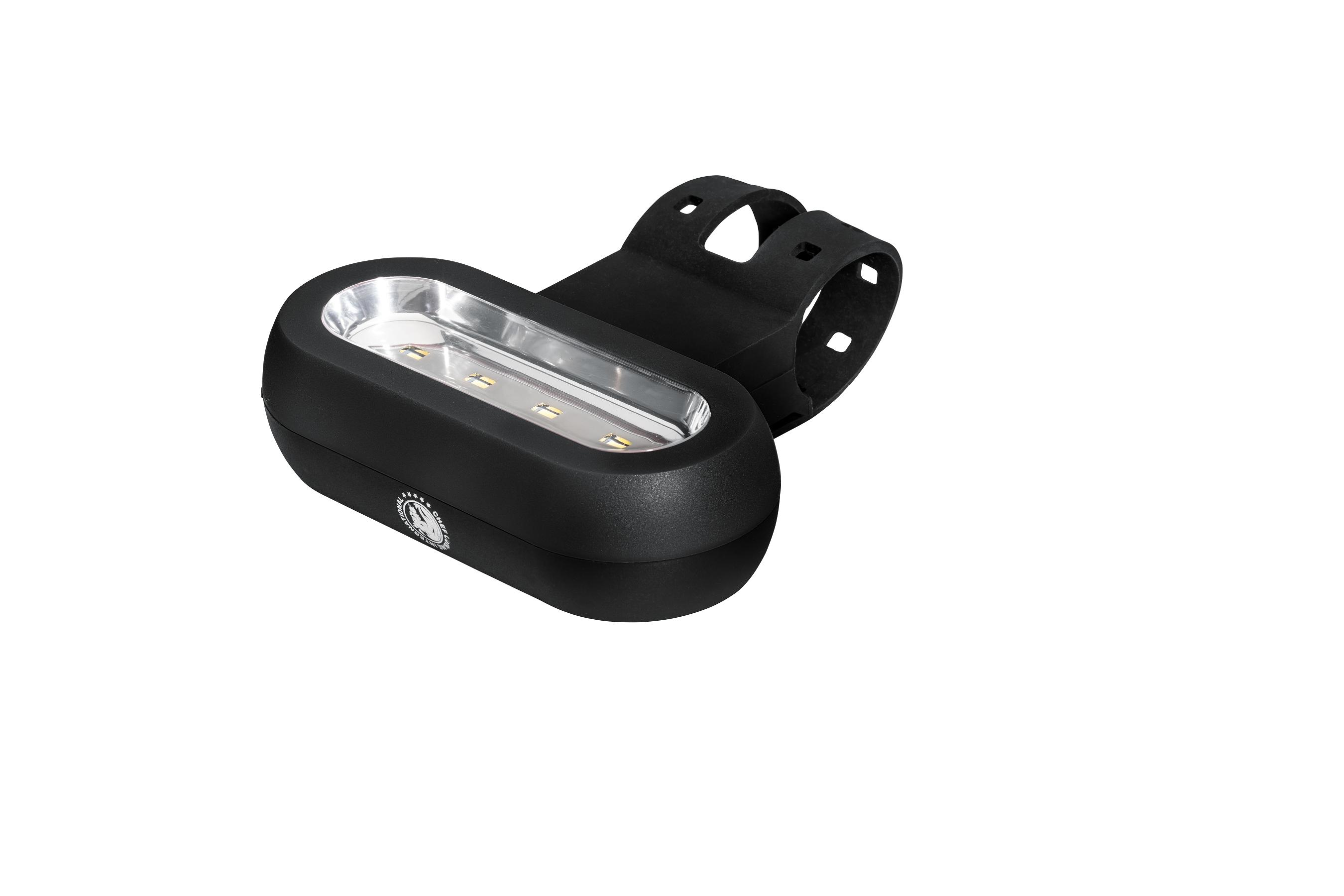 Schwarzes Fahrradlicht. Es hat vier LEDs und eine Halterung. Weißer Hintergrund.