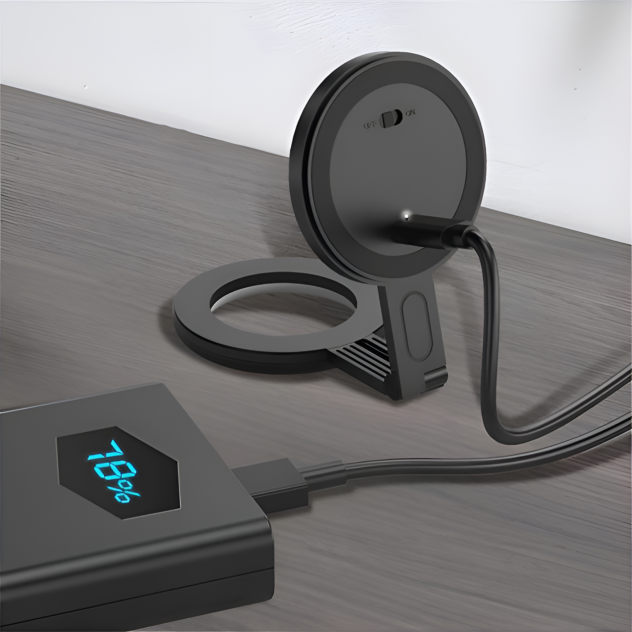 Schwarzes kabelloses Ladegerät mit Telefonständer und angeschlossener Powerbank mit 78 % Ladung.