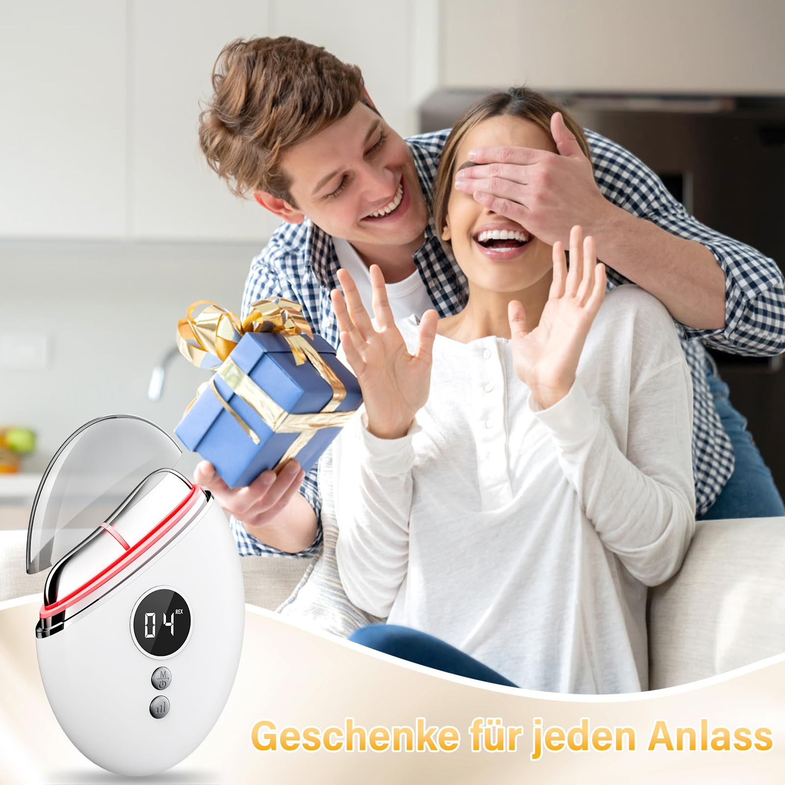 Ein Mann verdeckt einer Frau die Augen und präsentiert ein Geschenk. Ein weißes Gerät liegt daneben.