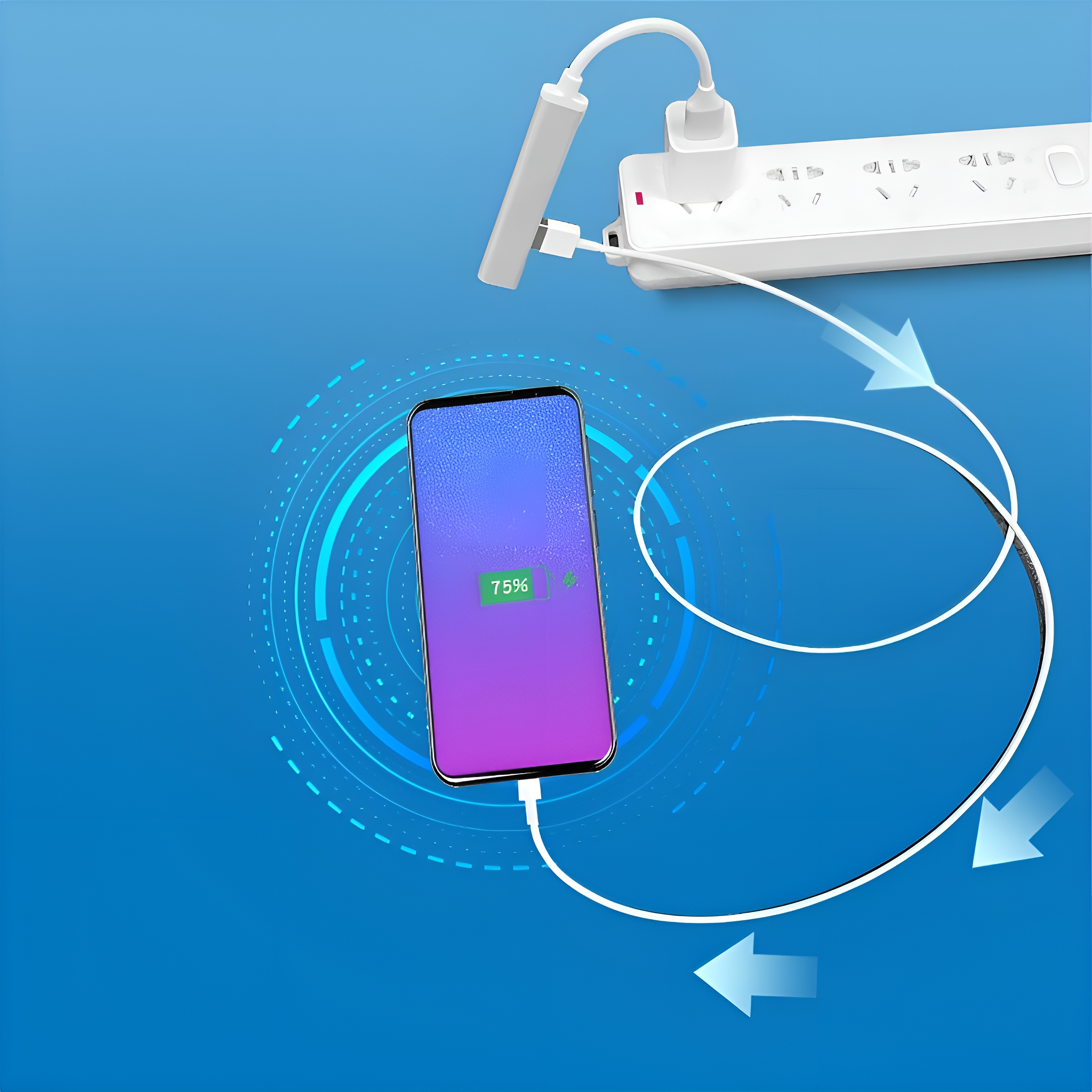 Telefon wird mit Kabel und Steckdosenleiste aufgeladen. Blauer Hintergrund.