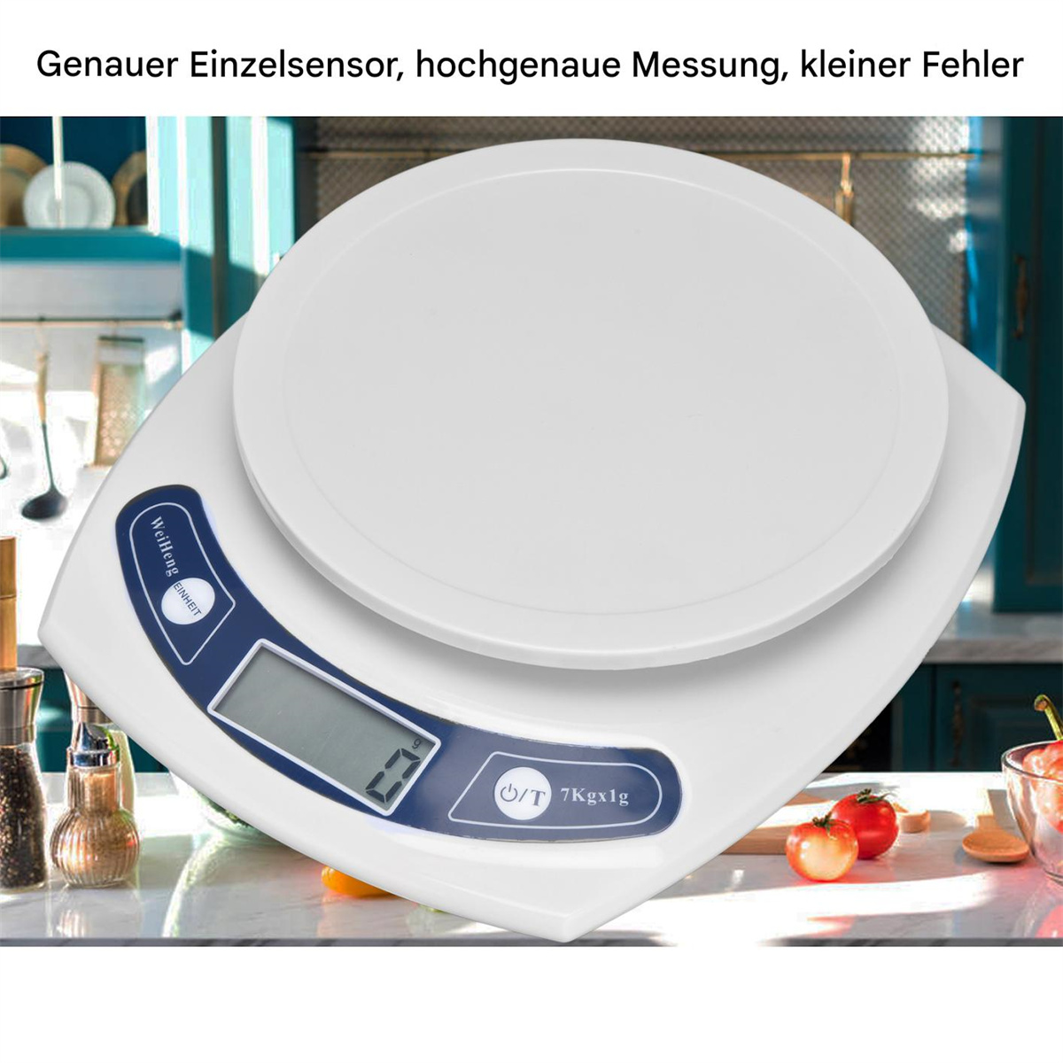 Weiße Küchenwaage mit digitaler Anzeige '0', mit Tomaten und Utensilien auf einer Arbeitsplatte.