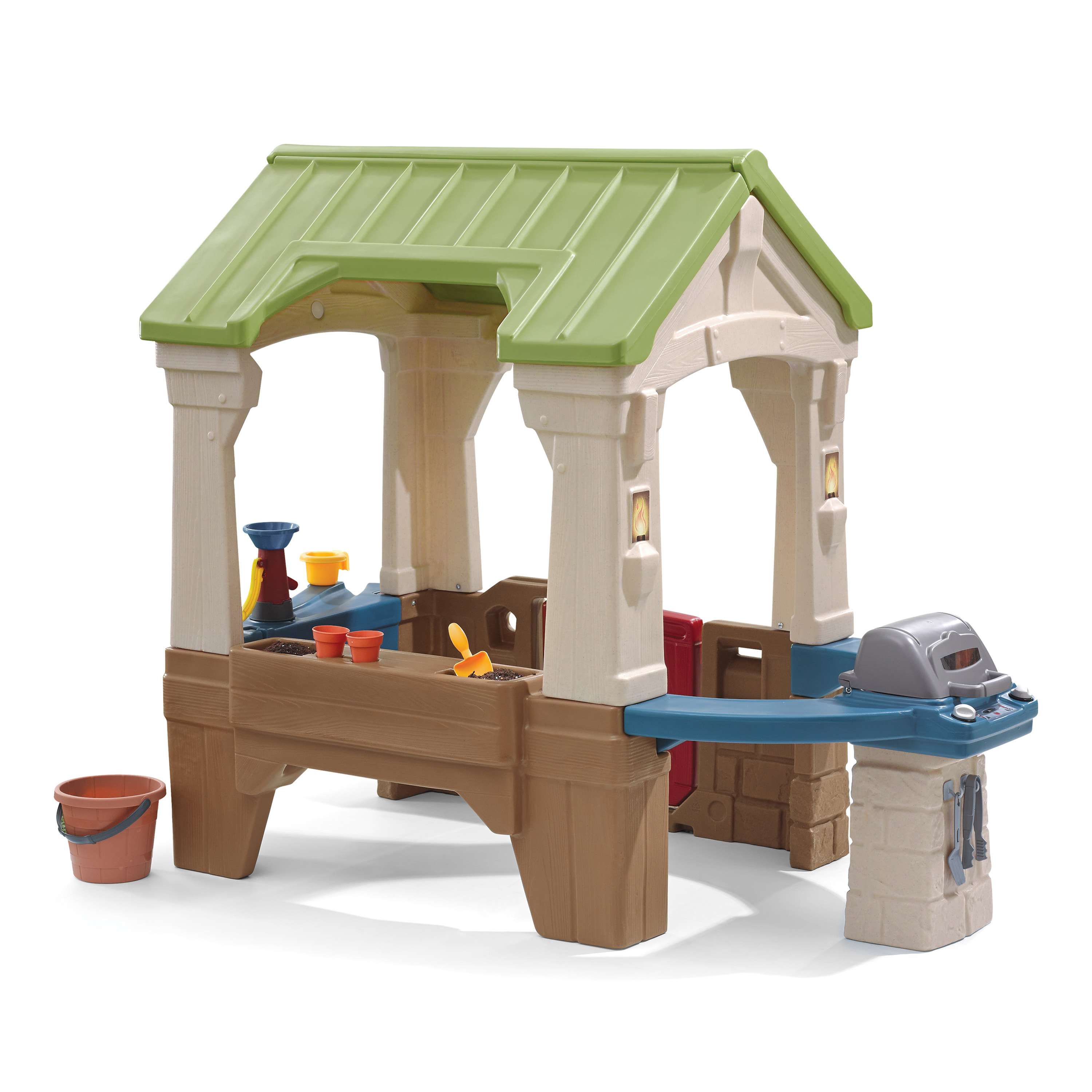 Ein Spielhaus für Kinder mit mehreren Merkmalen. Enthält ein grünes Dach, einen Grill, einen Sandbereich und ein Wasserspiel.