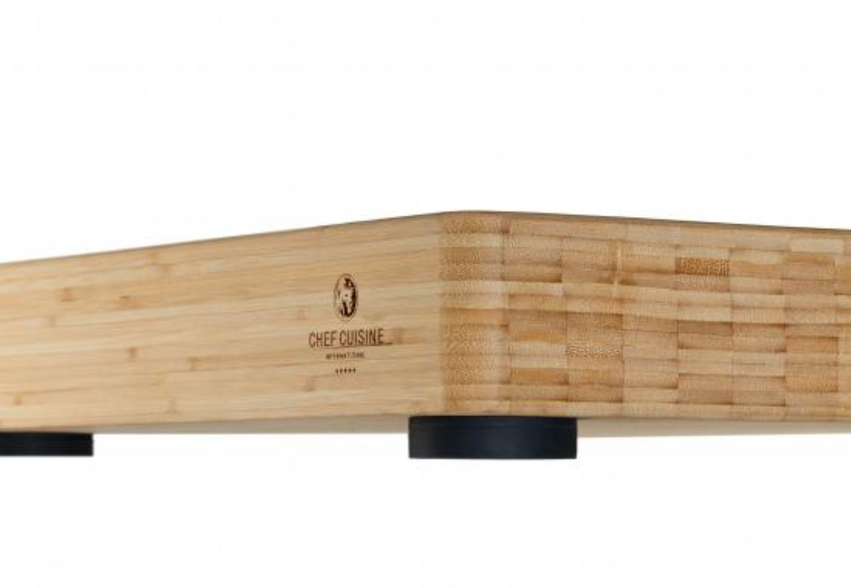 Holzschneidebrett mit schwarzen Gummifüßen. Markenname und Logo in der Mitte.