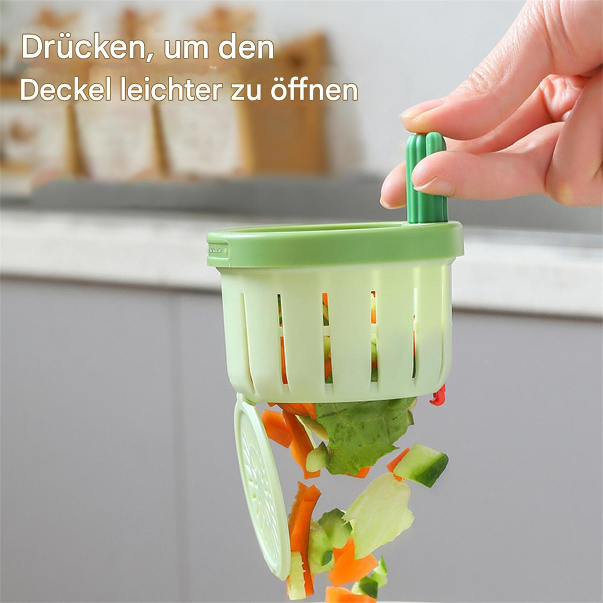 Die Hand einer Person hält einen grünen und weißen Gemüseschneider.