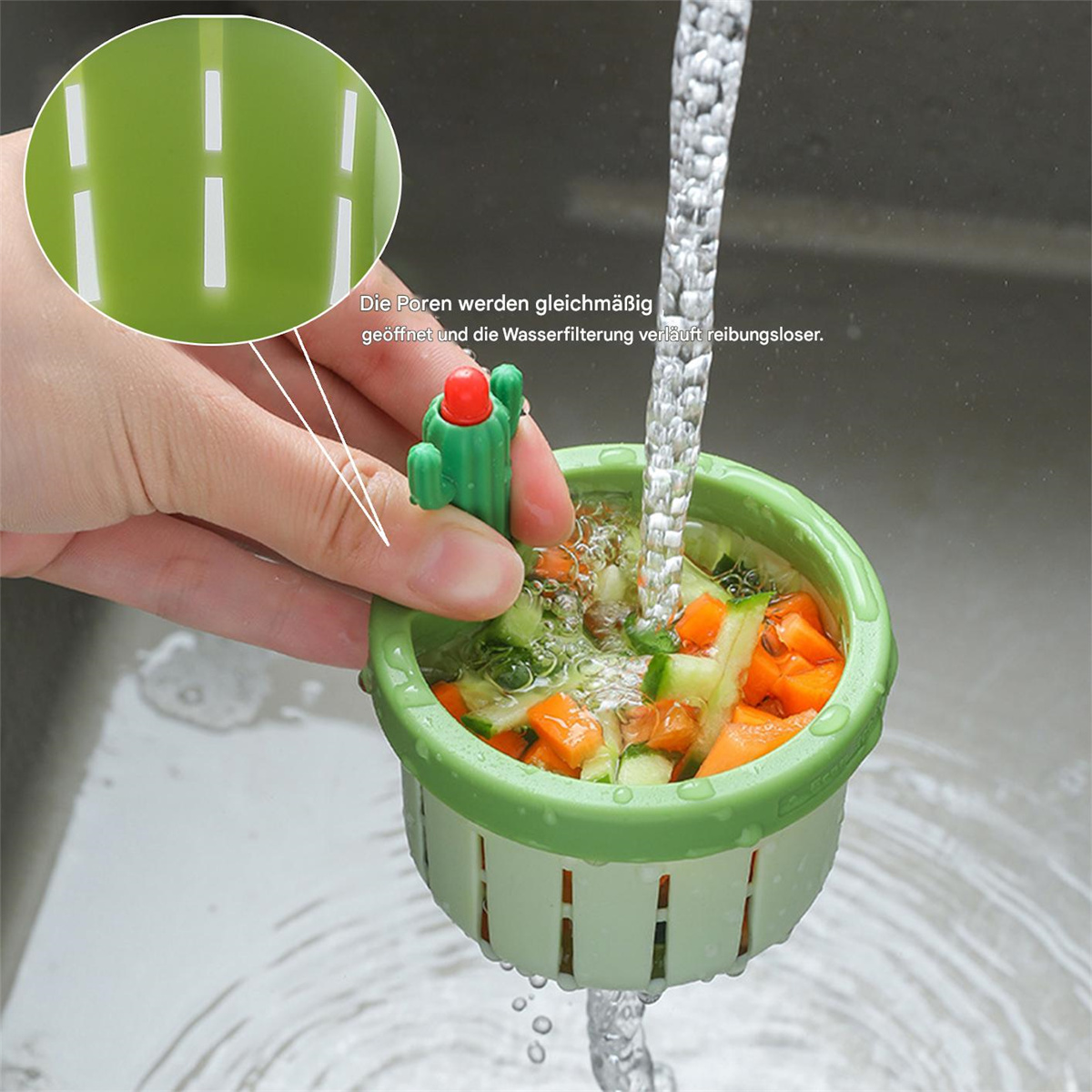 Ein grünes Sieb mit gehacktem Gemüse, das mit Wasser abgespült wird. Eine Hand hält einen kaktusförmigen Griff.