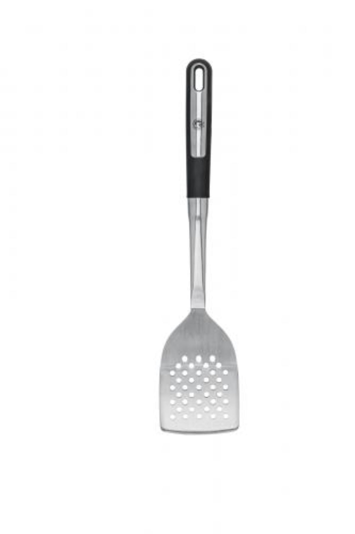 Ein Schlitzspatel mit schwarzem Griff auf weißem Hintergrund. Es ist ein Küchenutensil.