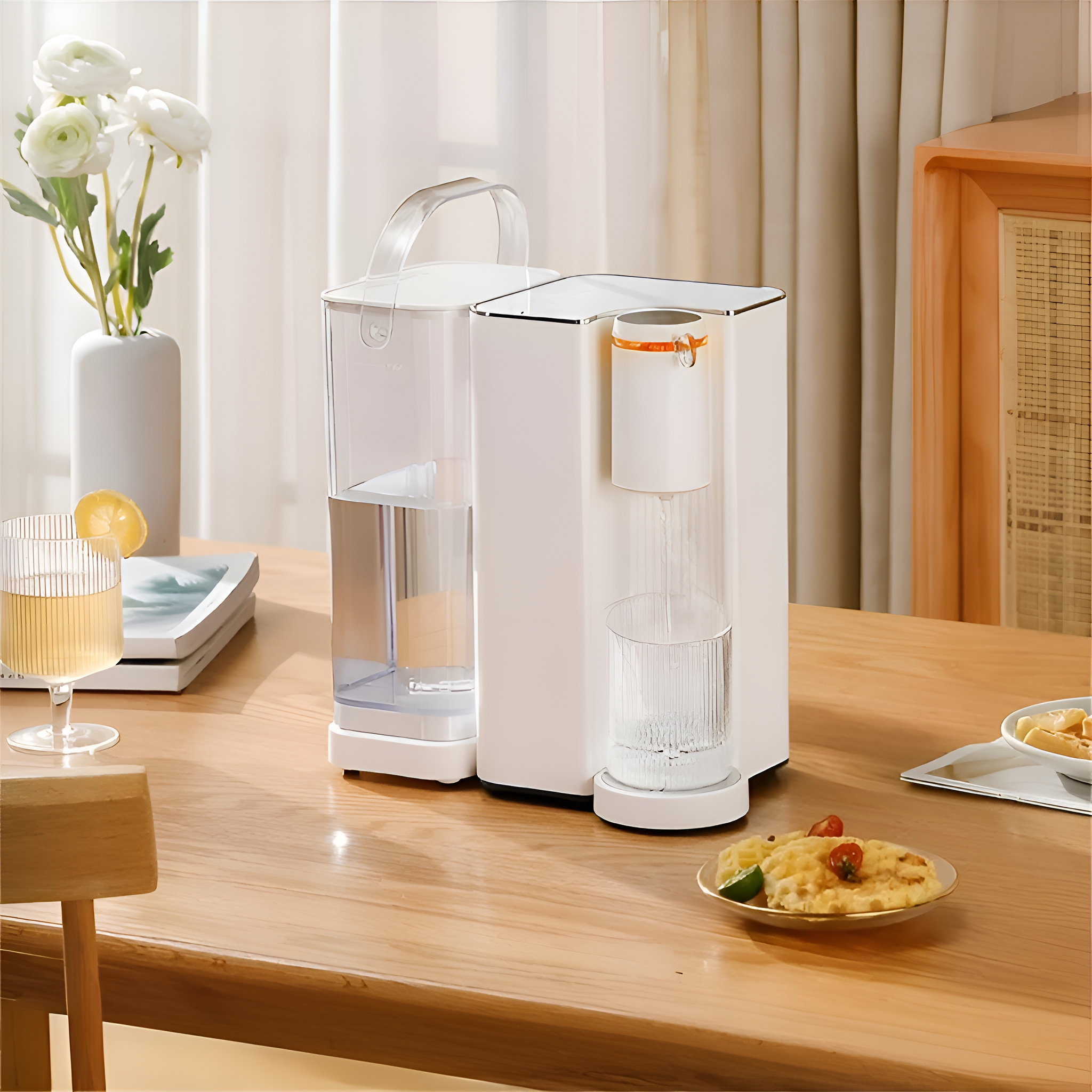 Weißer Wasserspender mit Glas und Essen auf einem Holztisch. Blumen stehen in einer Vase.
