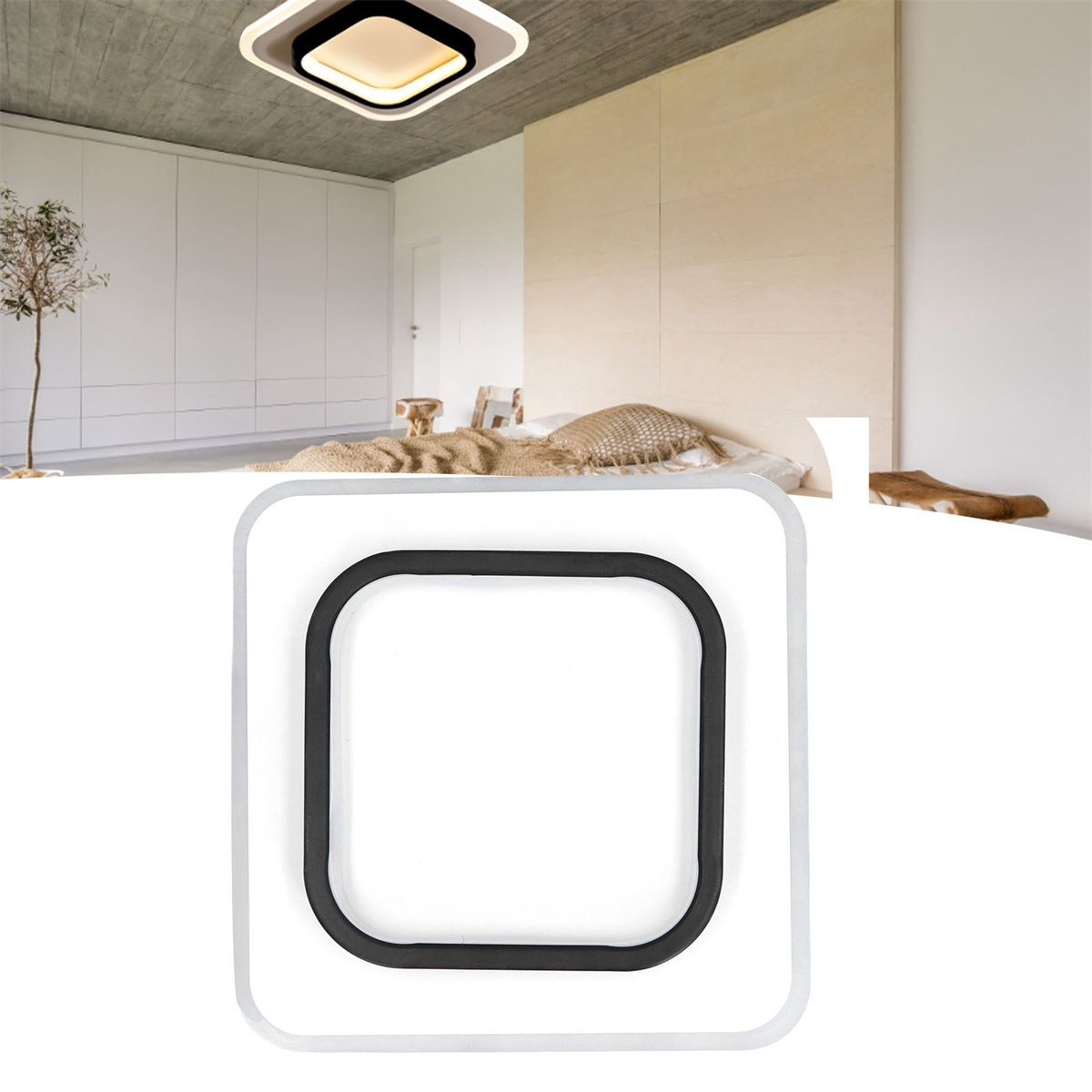 Quadratische Deckenleuchte mit schwarzem Rahmen, weißer Hintergrund. Schlafzimmer im Hintergrund.