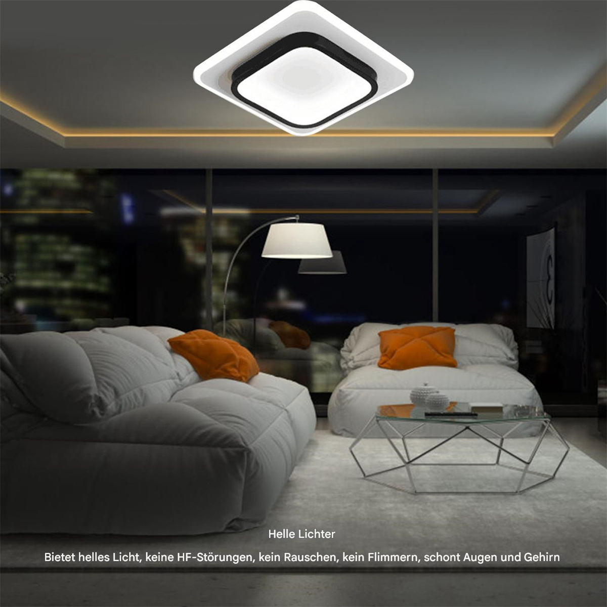 Wohnzimmer mit Sofa, Lampe, Deckenleuchte und Fenstern mit Stadtblick bei Nacht.