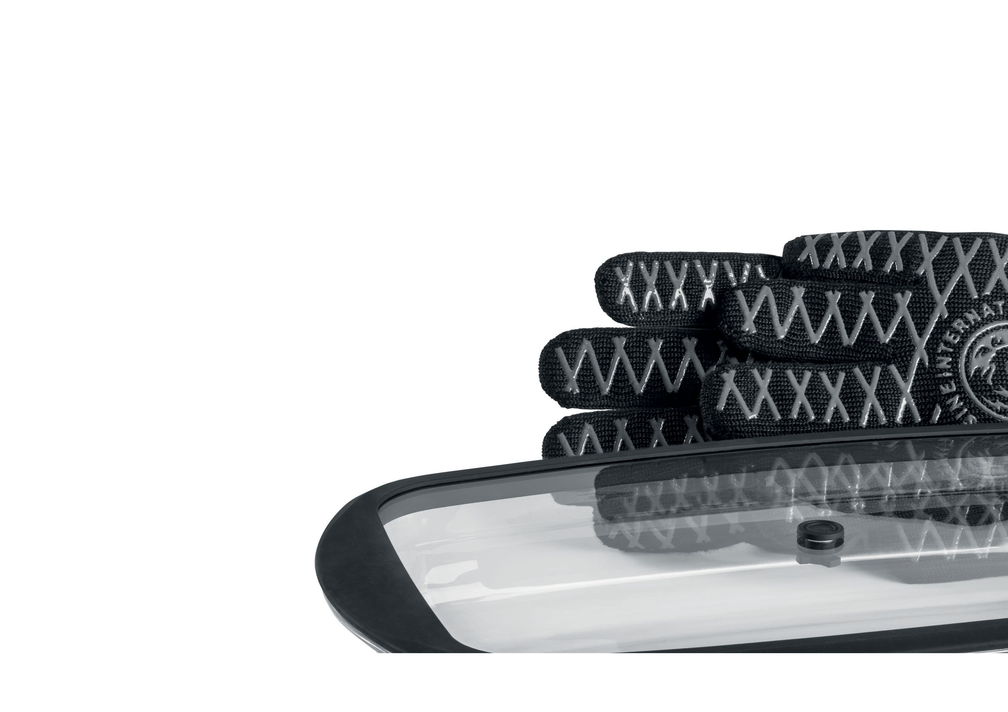 Schwarze Handschuhe mit weißen Nähten, in einem transparenten Behälter. Die Handschuhe sind teilweise sichtbar.
