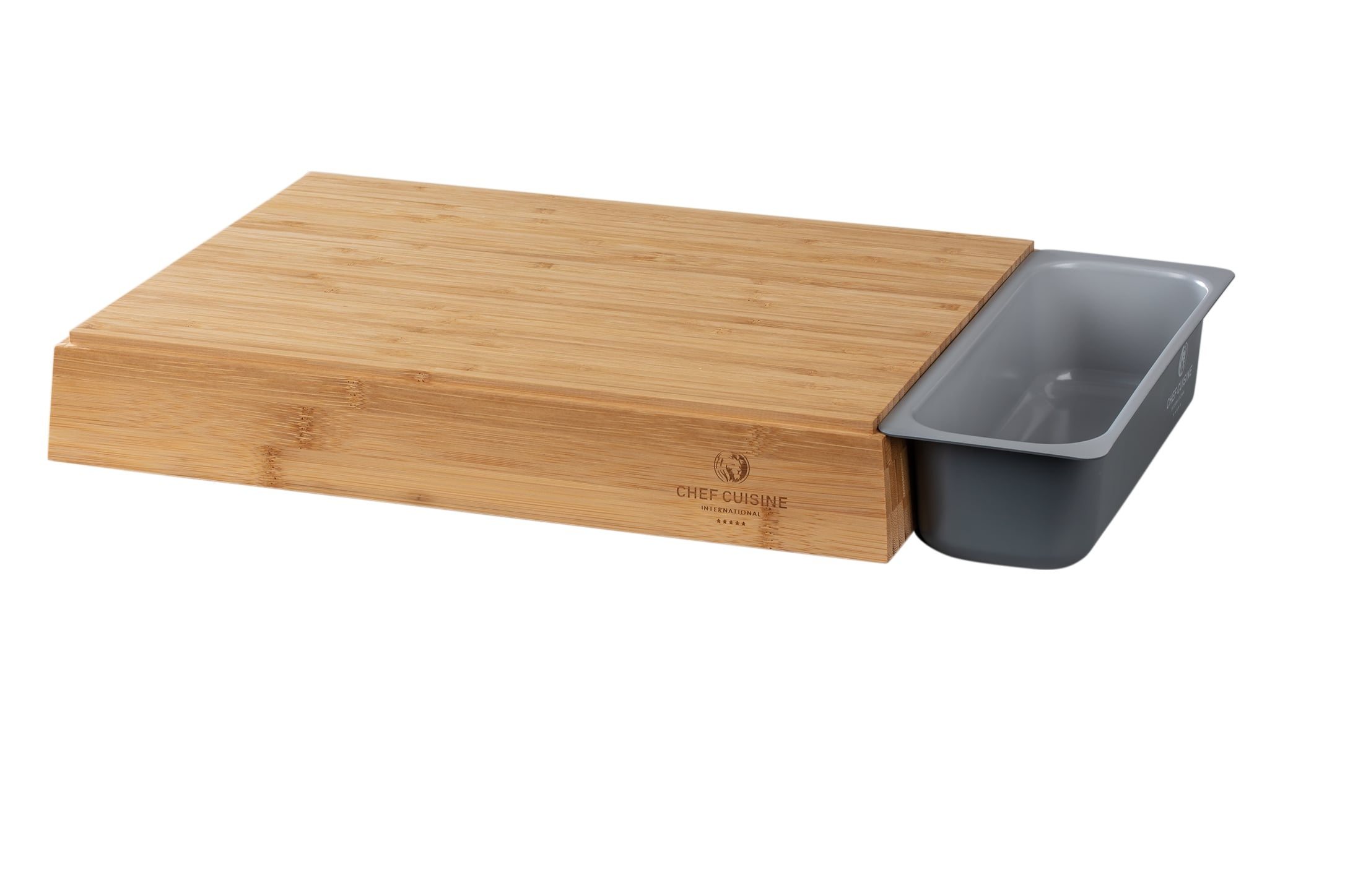 Holzschneidebrett mit Bambusoberfläche und integriertem grauen Behälter für Essensreste. Weißer Hintergrund.
