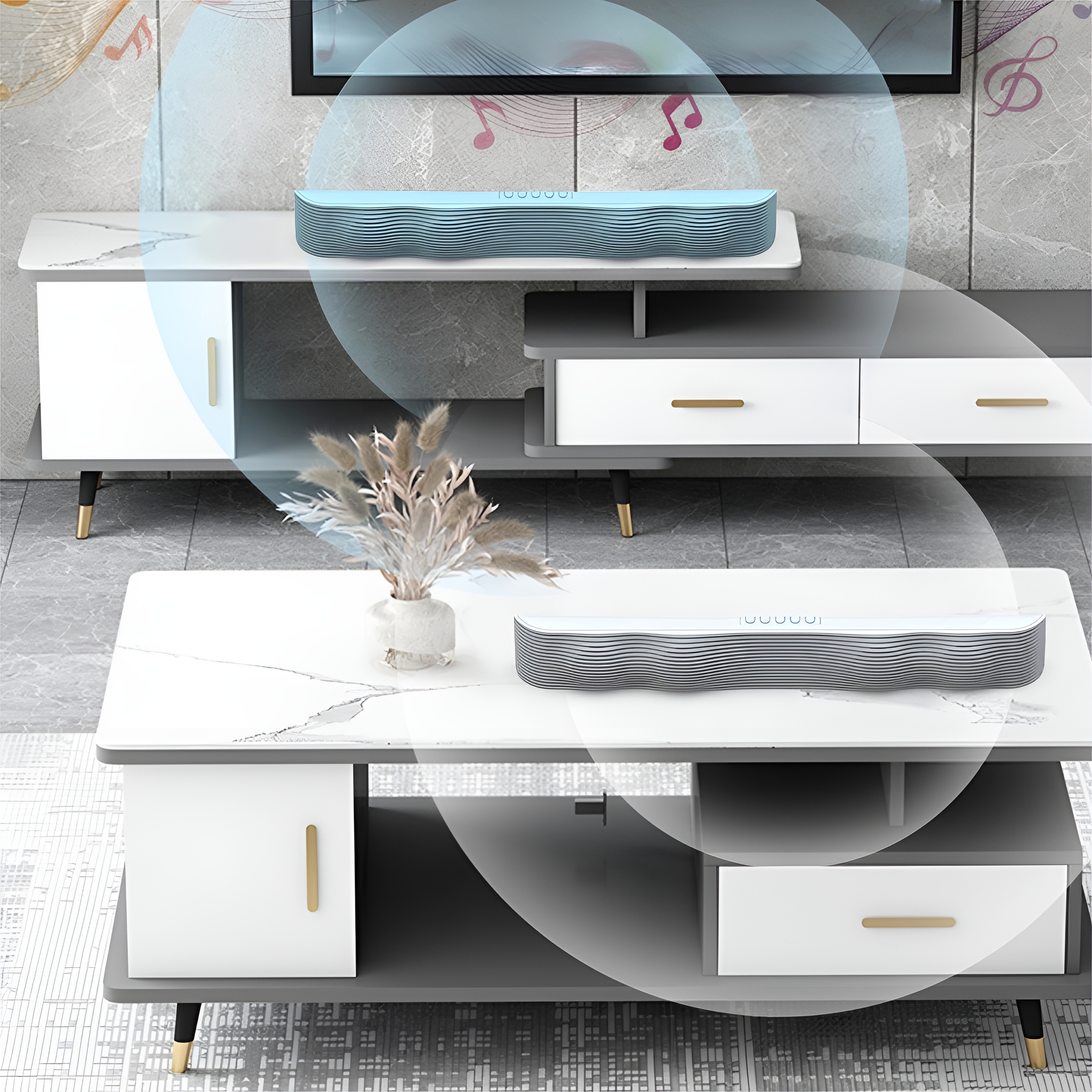 Ein modernes Wohnzimmer mit weißen und grauen Möbeln. Auf den Tischen sind zwei Soundbars zu sehen.