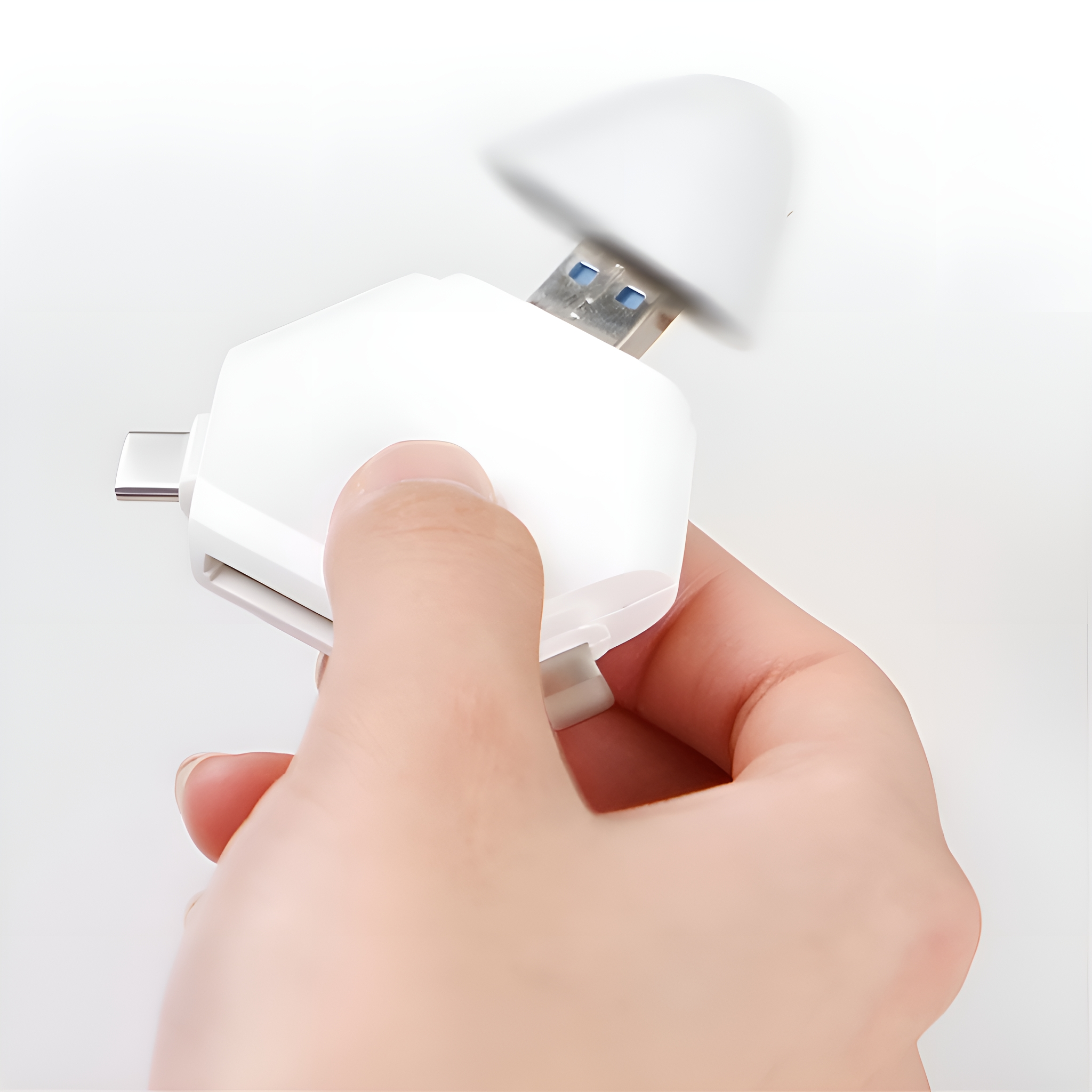 Eine Hand hält einen weißen USB-Adapter mit USB-A- und USB-C-Anschluss auf weißem Hintergrund.