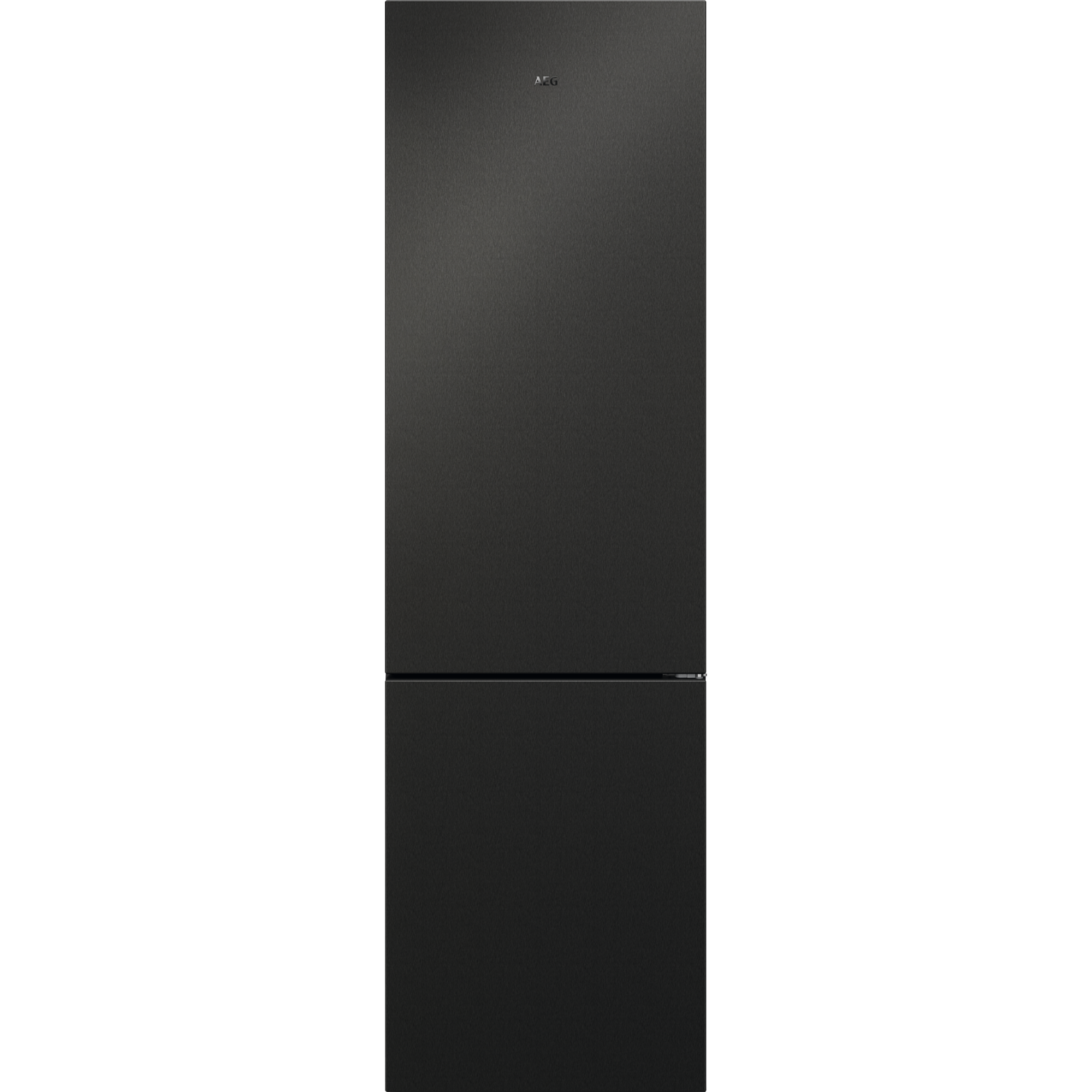 Ein schwarzer Kühlschrank vor schwarzem Hintergrund. Er hat zwei Türen und die Marke AEG oben.