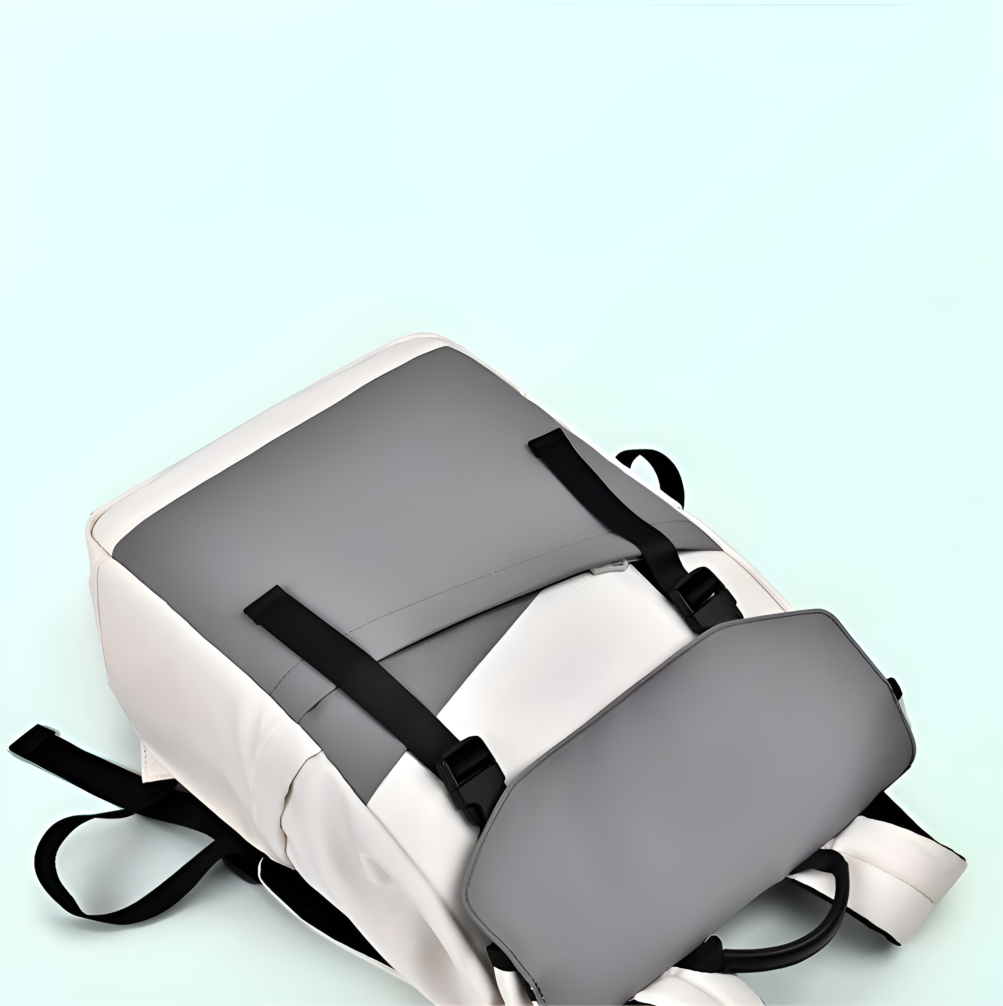 Weiß-grauer Rucksack mit schwarzen Riemen. Schräge Ansicht, hellblauer Hintergrund.