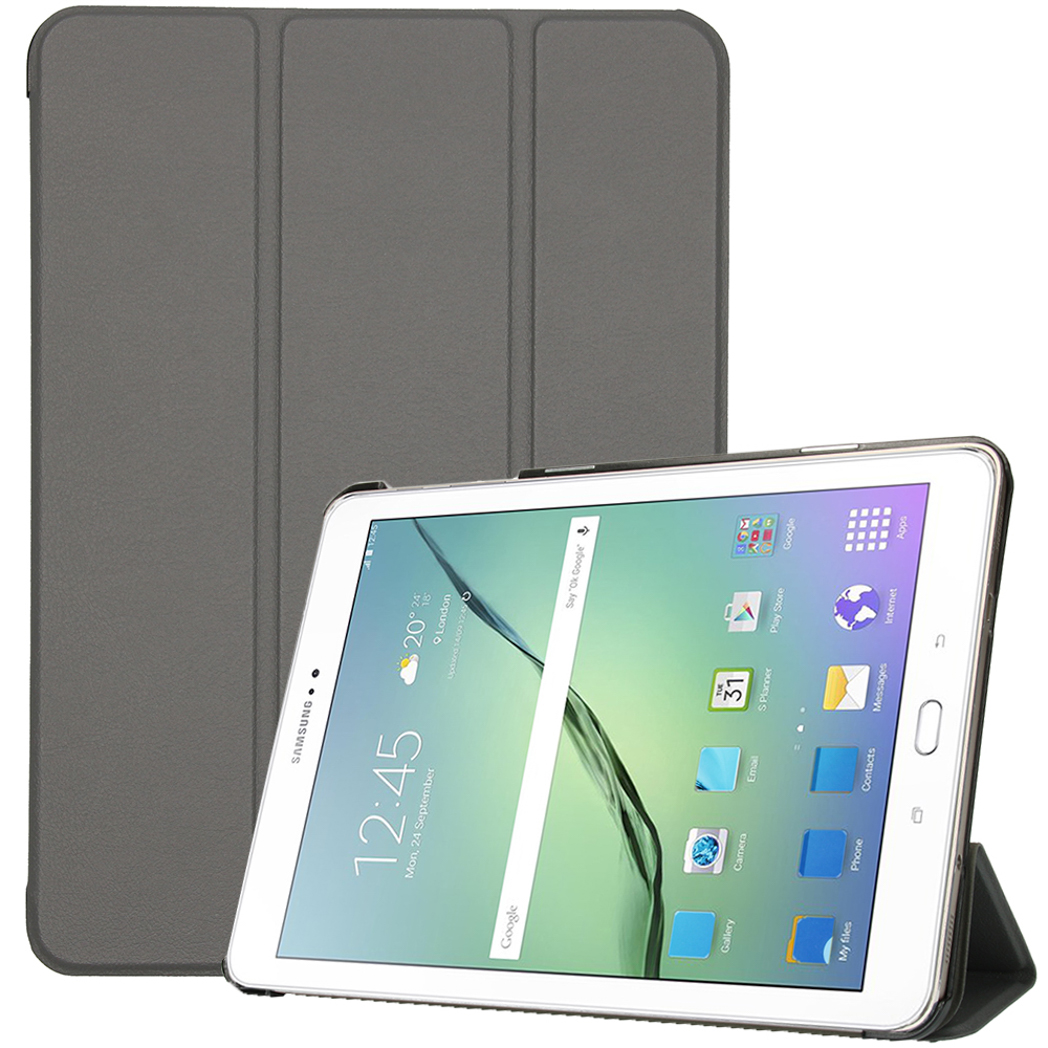 Tablet en hoes. Tablet is zilver, met een wit scherm dat tijd en weergeeft. Hoes is grijs.