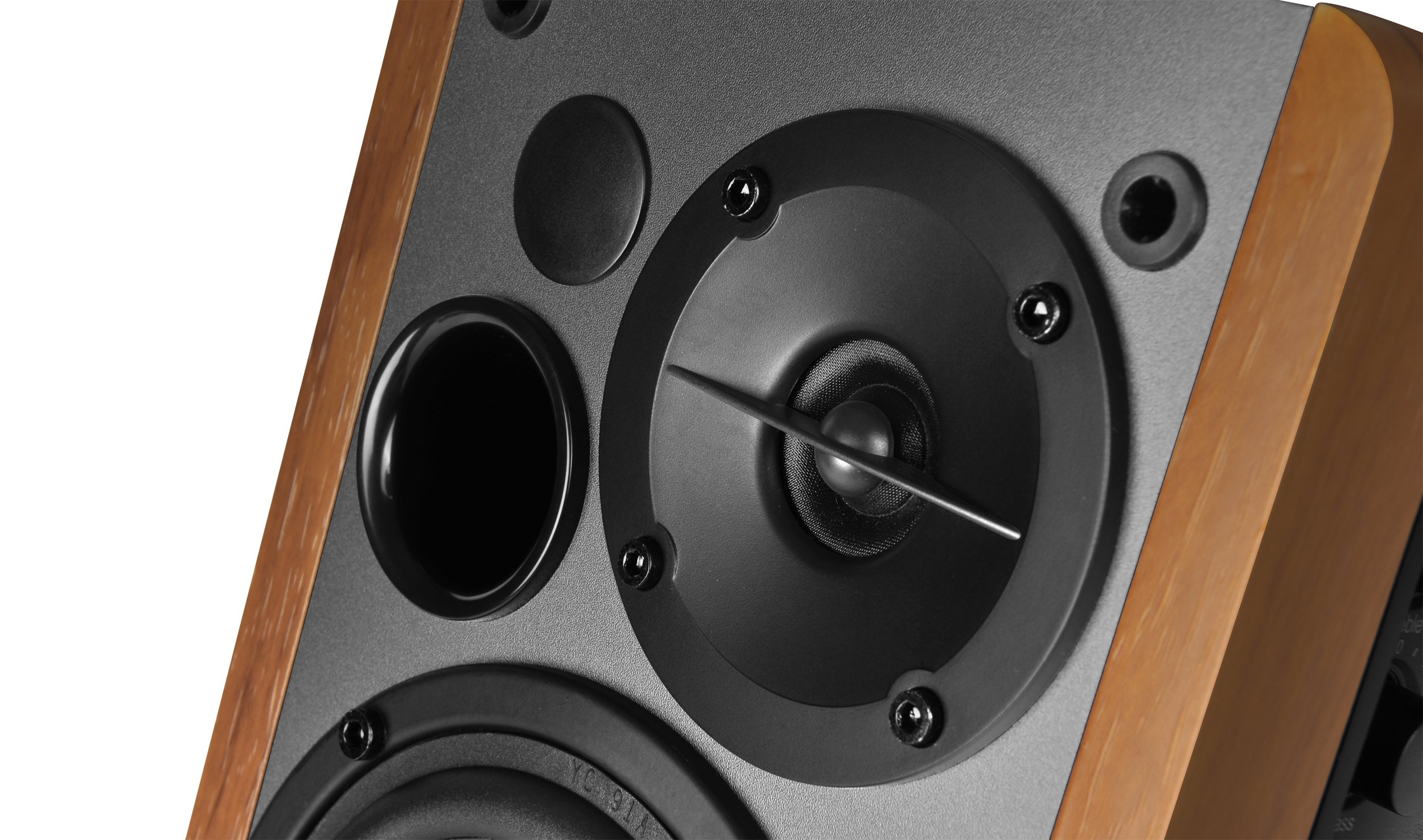 Zbliżenie głośnika. Czarny stożek głośnika ze srebrnym elementem w kształcie strzałki pośrodku. Drewniana rama.