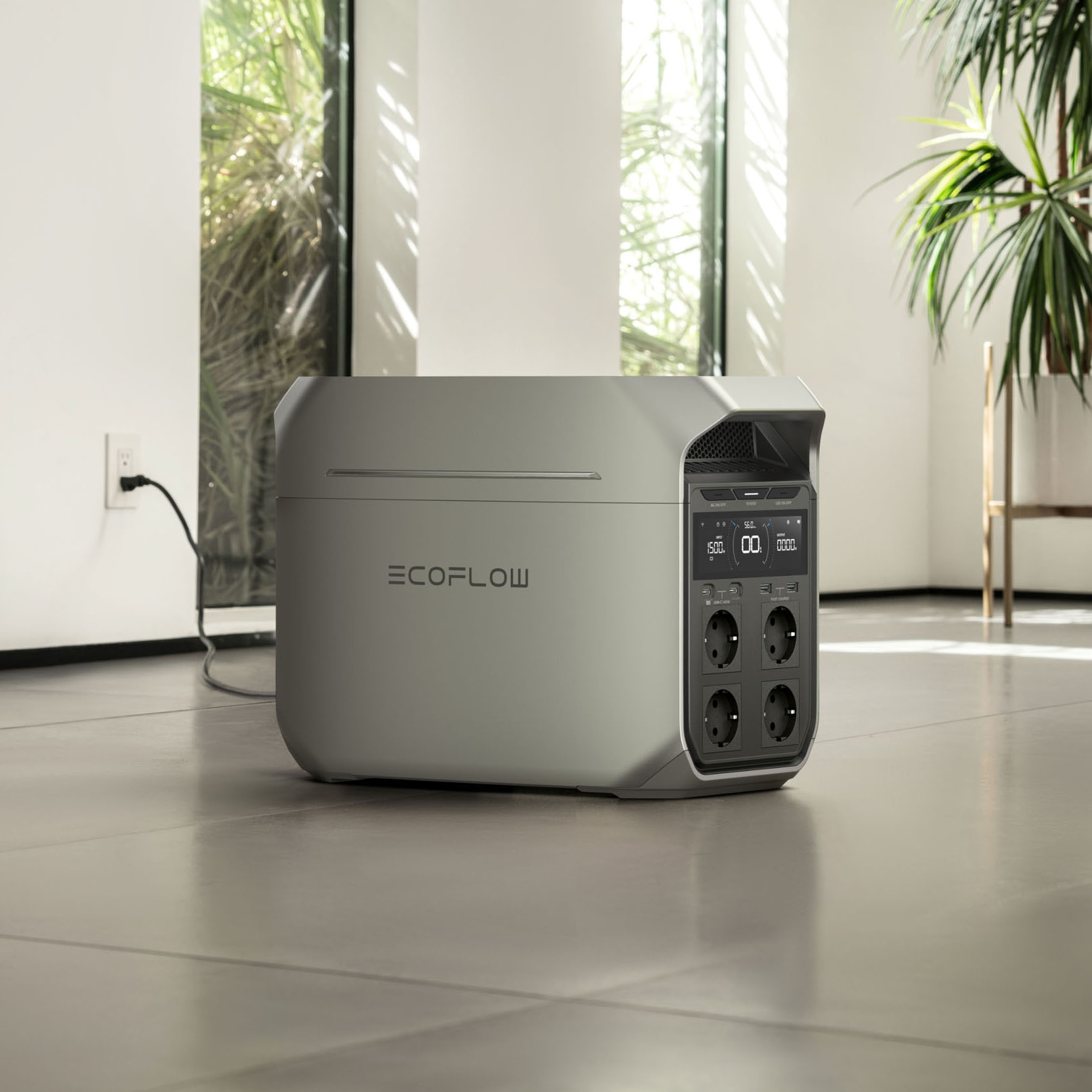 Une station d'alimentation EcoFlow grise avec quatre prises. Elle est sur un sol carrelé dans une pièce.