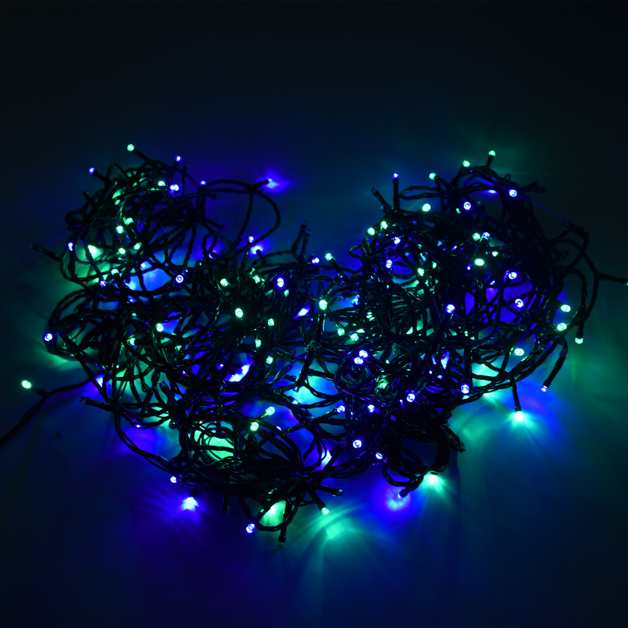 Catena luminosa a forma di cuore, emettente luce blu e verde, su sfondo scuro.