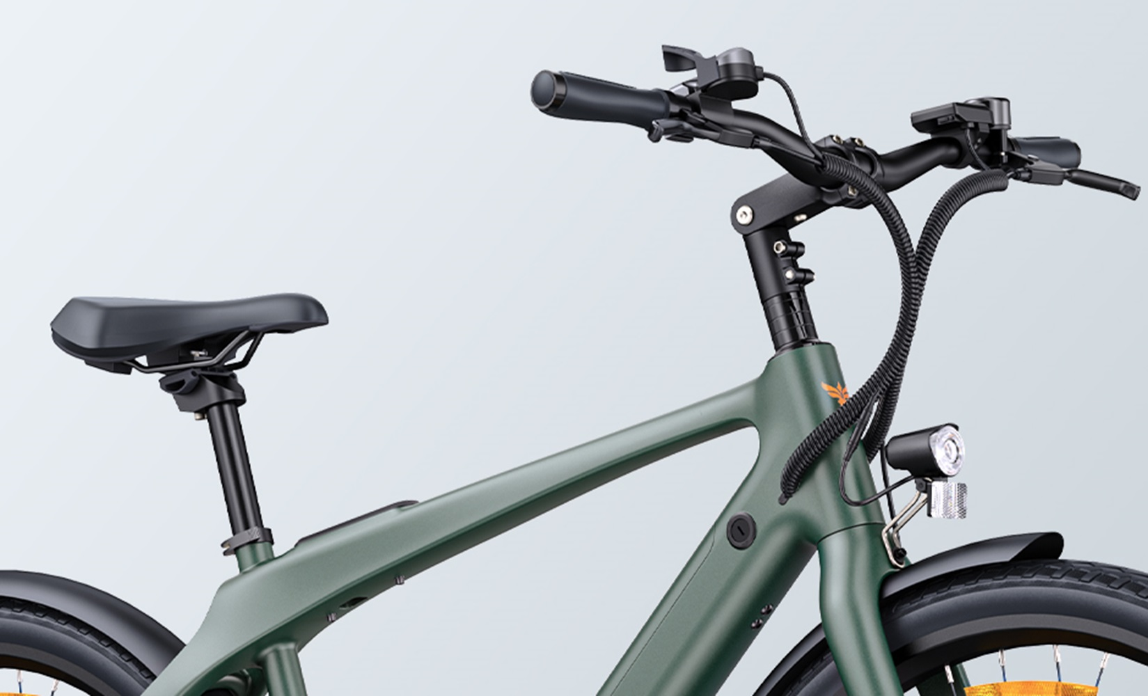Grünes Elektrofahrrad mit schwarzem Sattel und Lenker, hellgrauer Hintergrund.