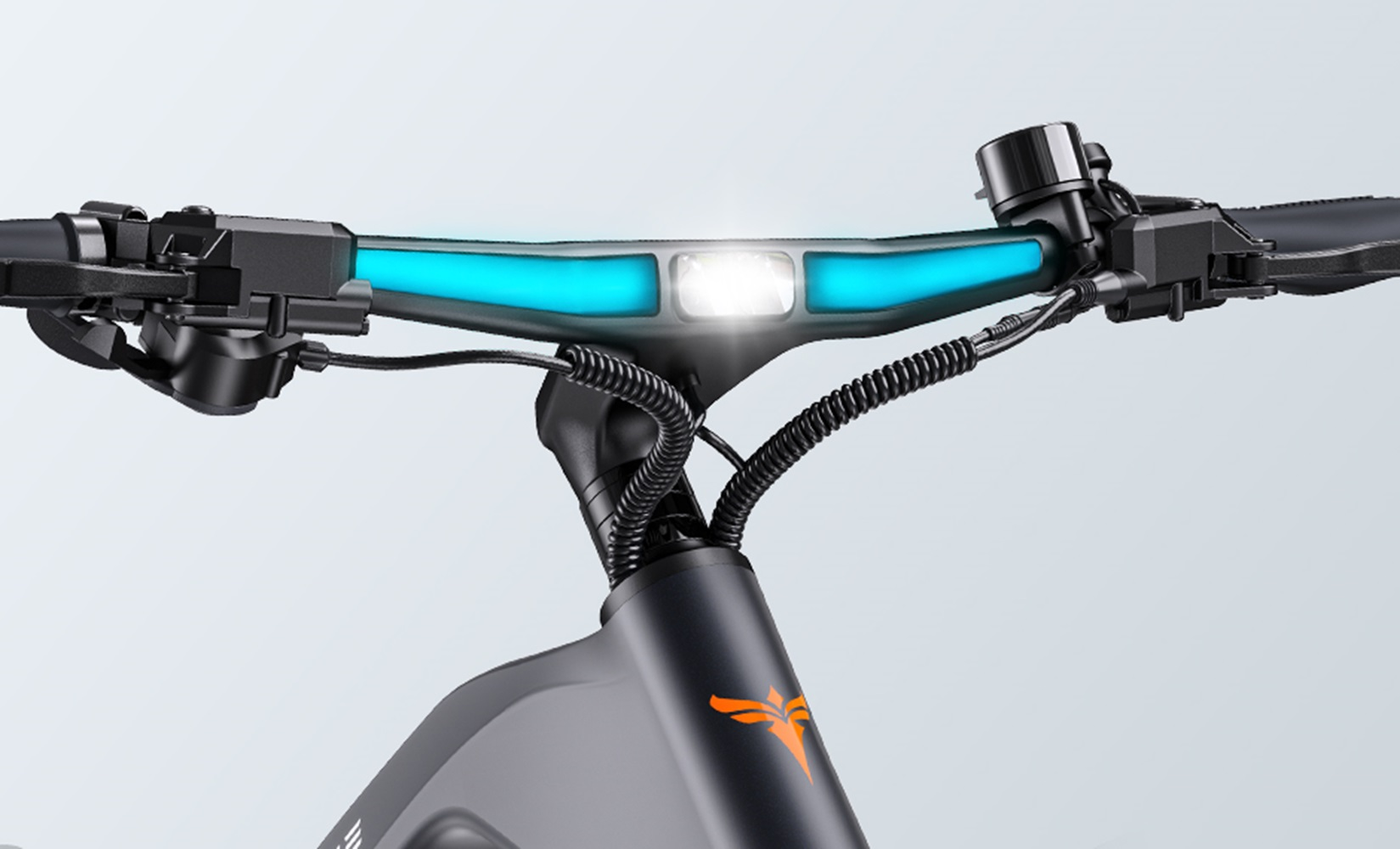 Nahaufnahme eines Elektroroller-Lenkers. Er hat ein Licht und blaue Akzente.