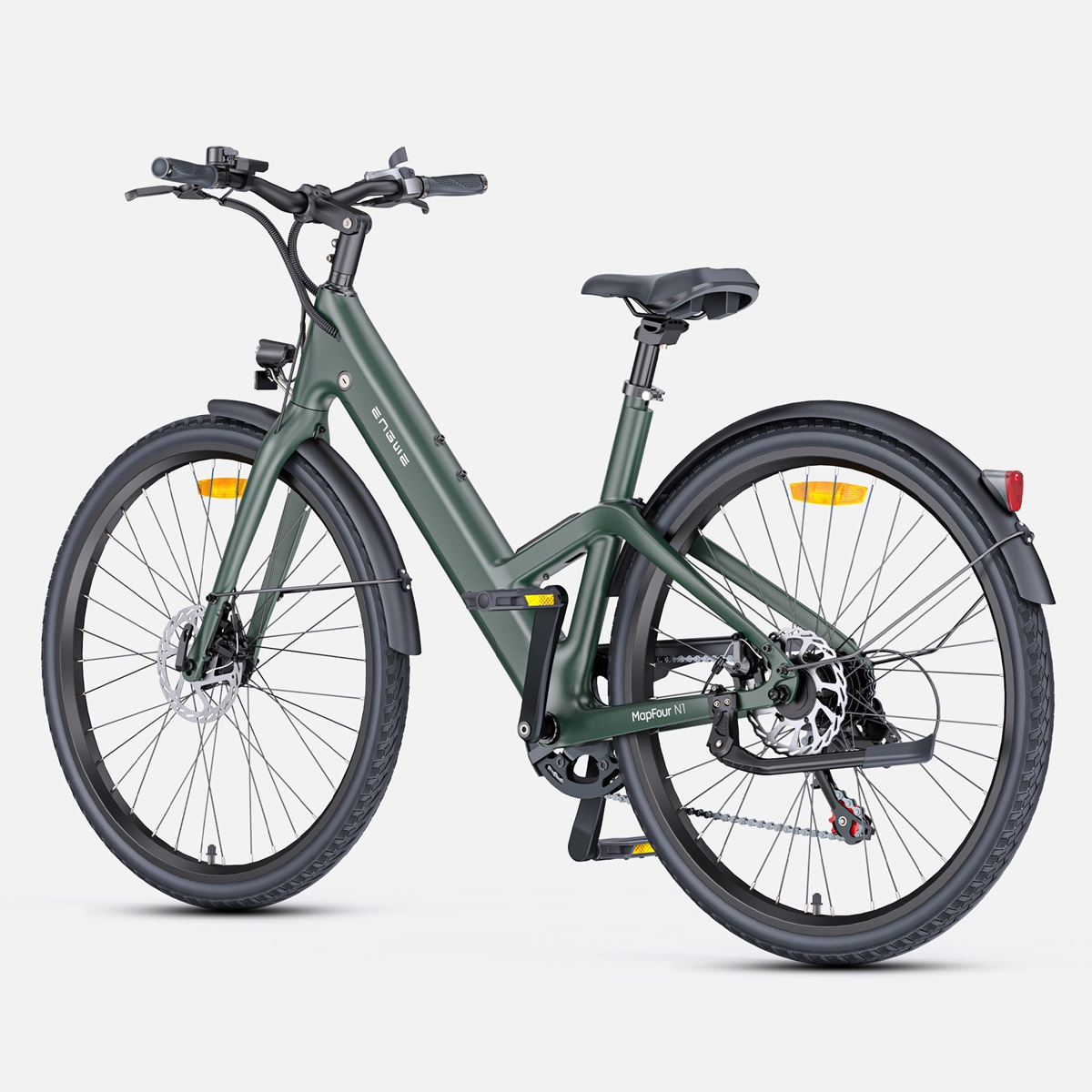Grünes Elektrofahrrad mit schwarzen Reifen. Es hat Motor, Akku und Gepäckträger. Weißer Hintergrund.