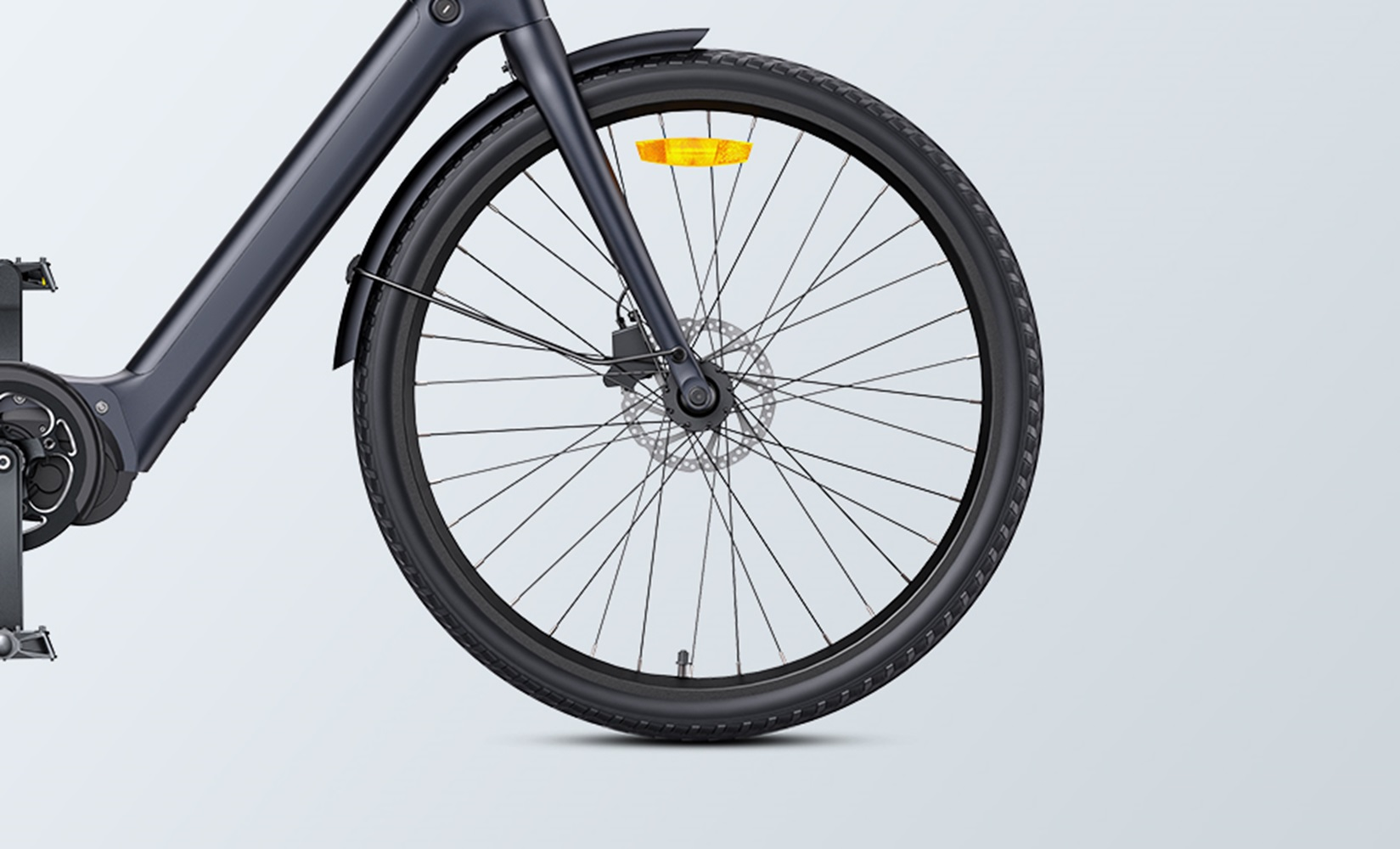 Nahaufnahme eines Fahrradrads, Reifens, Kotflügels und einer Vorderradbremse. Das Fahrrad ist schwarz.