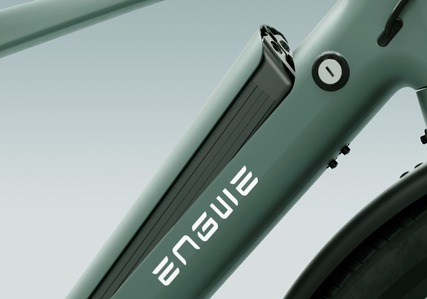 Nahaufnahme eines grünen Elektrofahrradrahmens mit ENGOIE-Logo und Batteriefach.