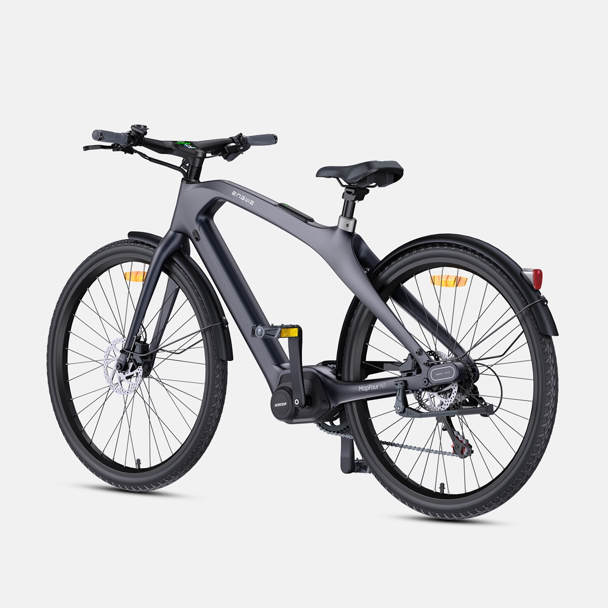 Ein schwarzes und graues Elektrofahrrad. Das Fahrrad hat ein schlankes Design und wird vor weißem Hintergrund fotografiert.