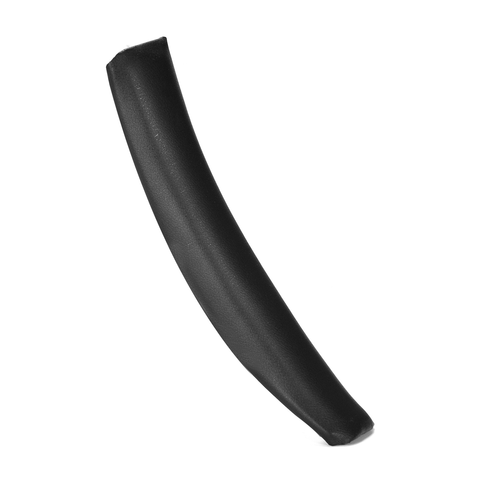 Czarny, zakrzywiony kawałek plastiku, prawdopodobnie część wyposażenia, jest wyświetlany.