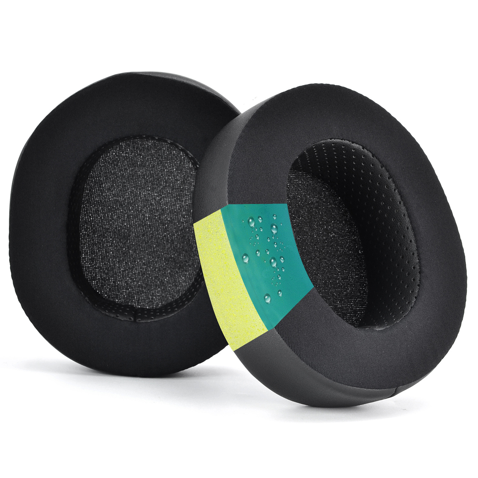 Dwie czarne poduszki na uszy. Jedna jest przecięta, aby pokazać żółte i zielone wnętrze.