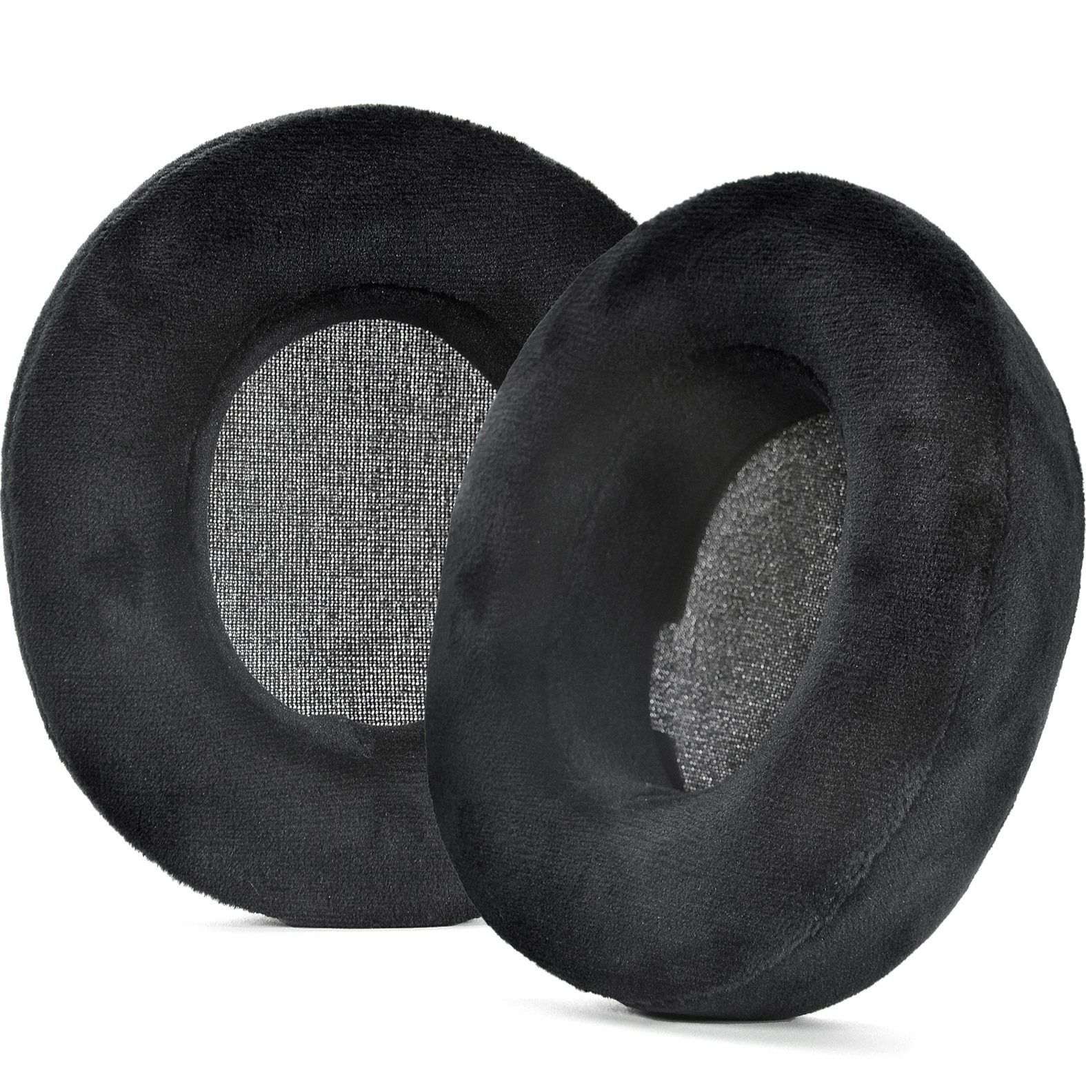 Dwie czarne poduszki nauszne do słuchawek, na białym tle.