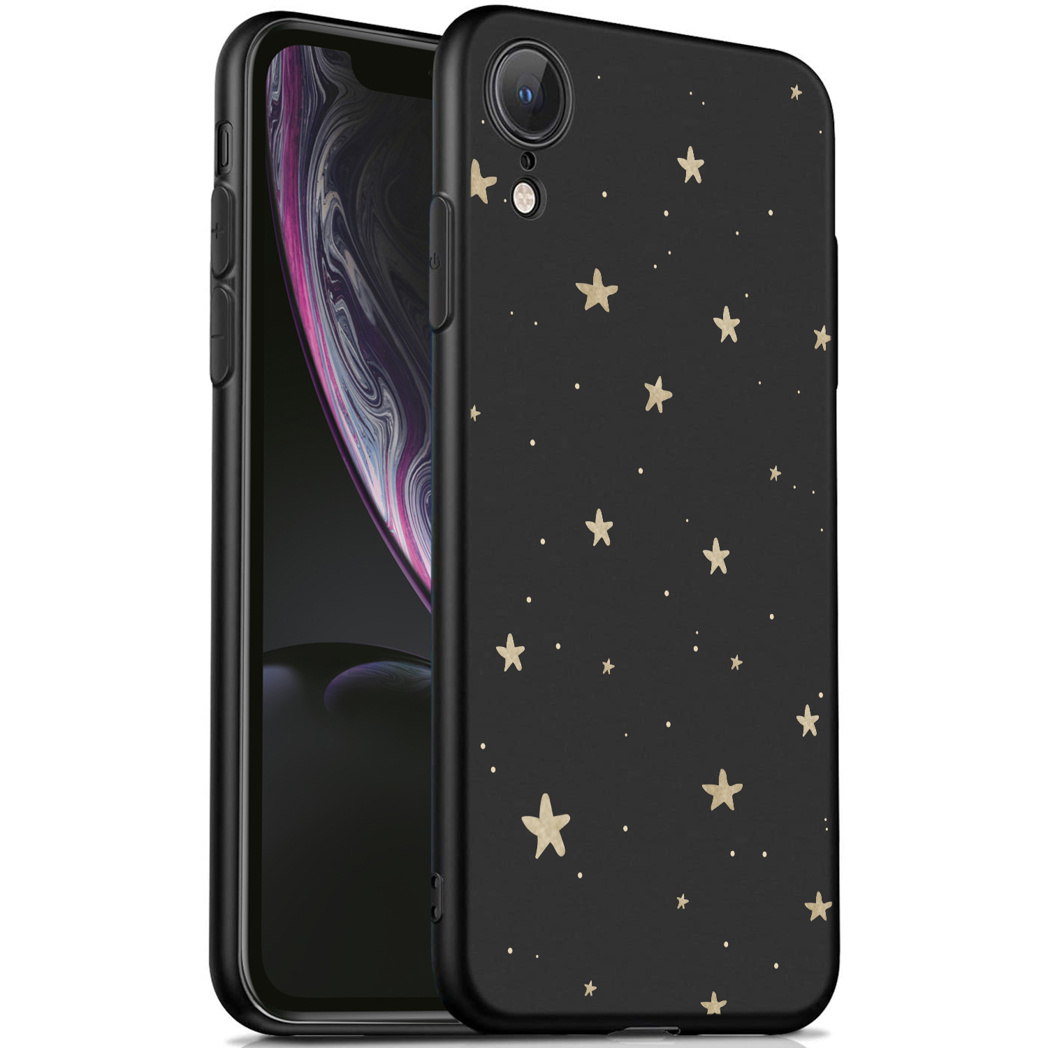 Zwarte telefoonhoes met gouden sterren. De telefoon zit in de hoes. Het heeft een zwarte rand.
