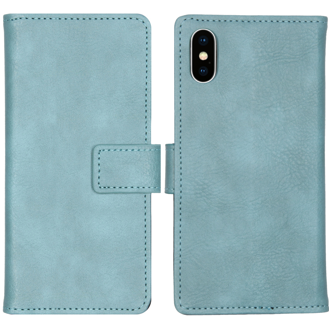 Étui de téléphone bleu clair, ouvert, texture cuir avec détails de couture et fermeture magnétique.