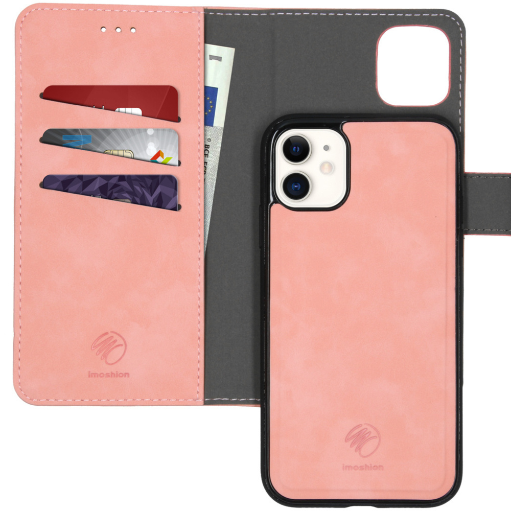 Roze telefoonhoes met een zwart frame. Kaarten en geld erin. Witte achtergrond.