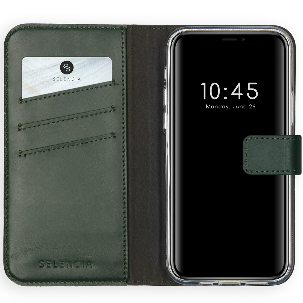 Een groene leren telefoonhoes open, met een telefoon die de tijd en datum toont, en een kaart.