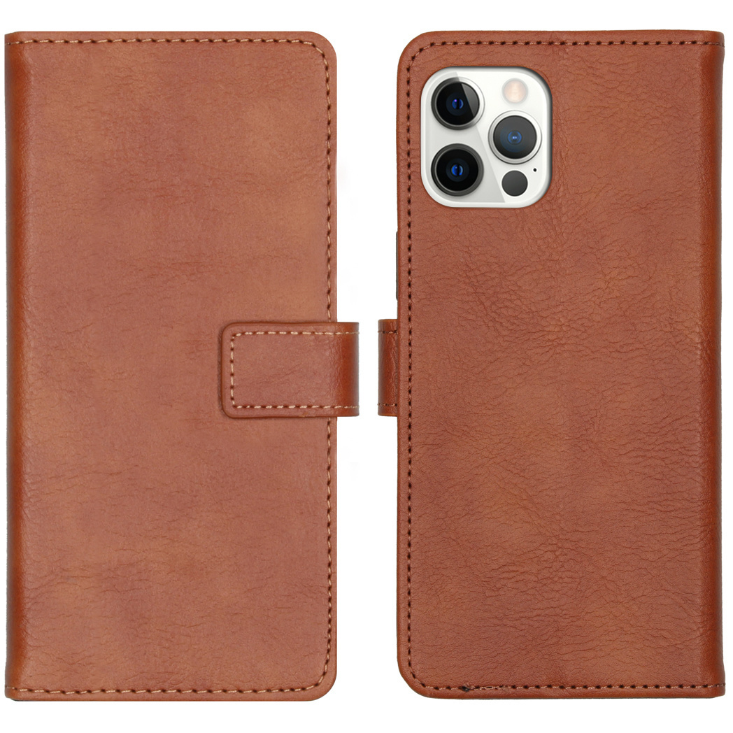 Étui de téléphone en cuir marron ouvert. À l'intérieur, un téléphone est visible. Il y a une fermeture magnétique.